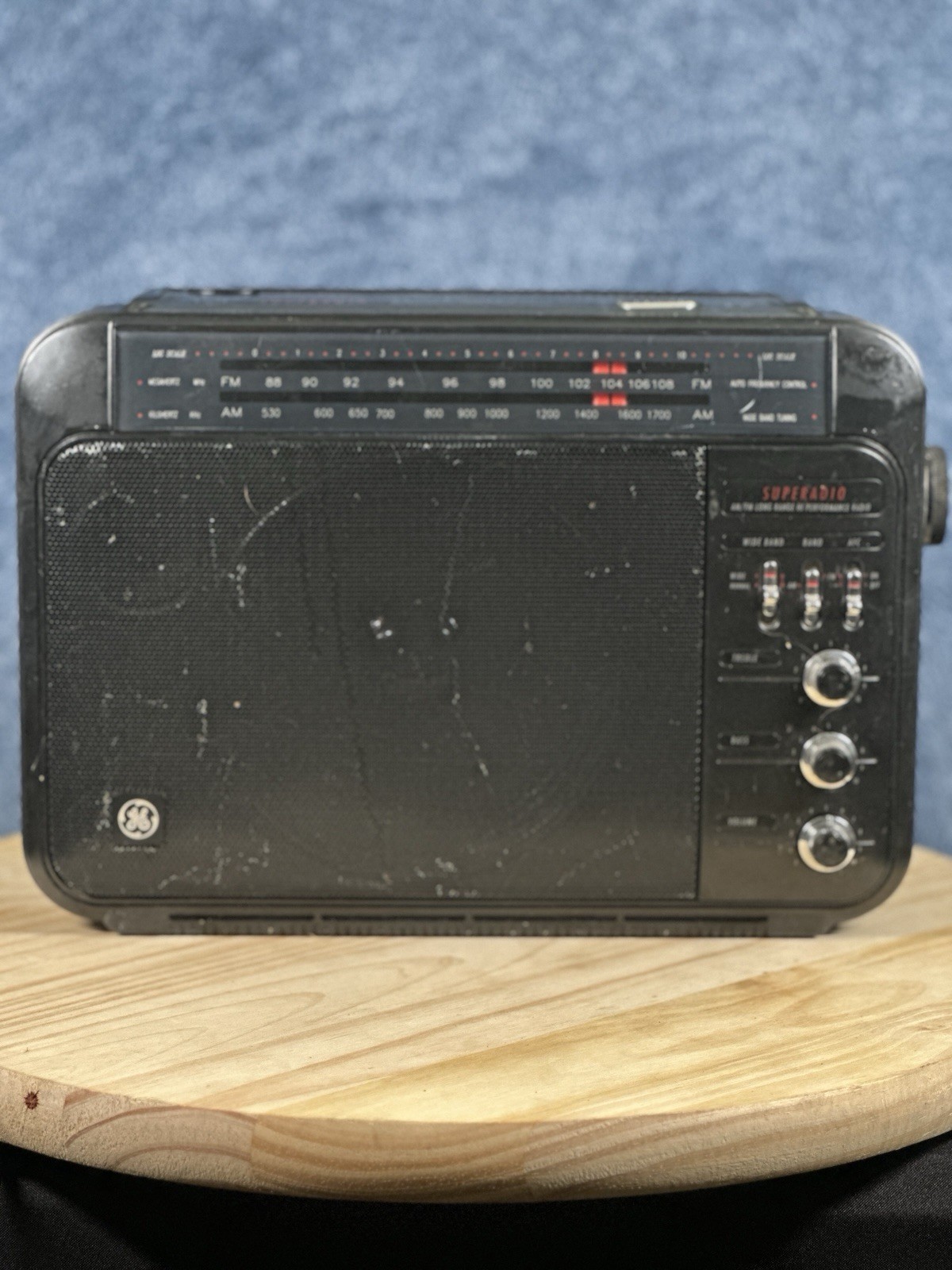 GE Superadio 7-2887B AM/FM Wide Band Long Range Hi-Performance Radio Powers On