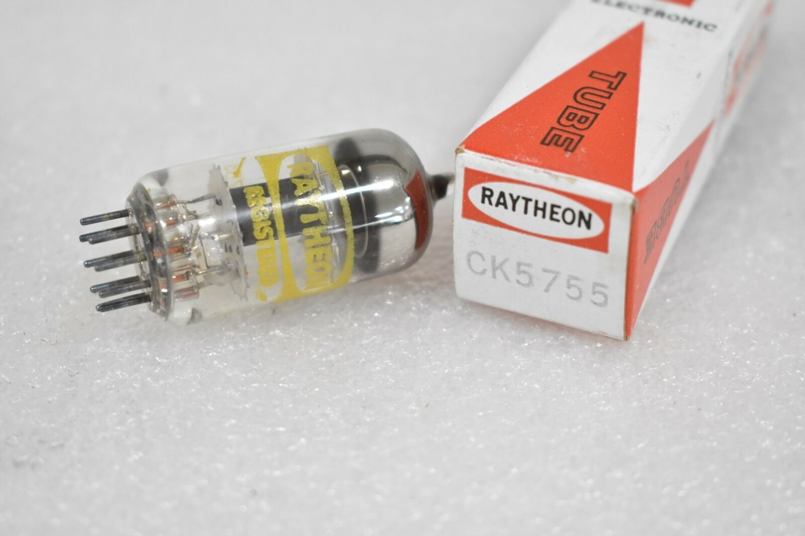 RAYTHEON CK5755 VACUUM TUBE / ELECTRON TUBE .36AMP 6.3V 9-PIN