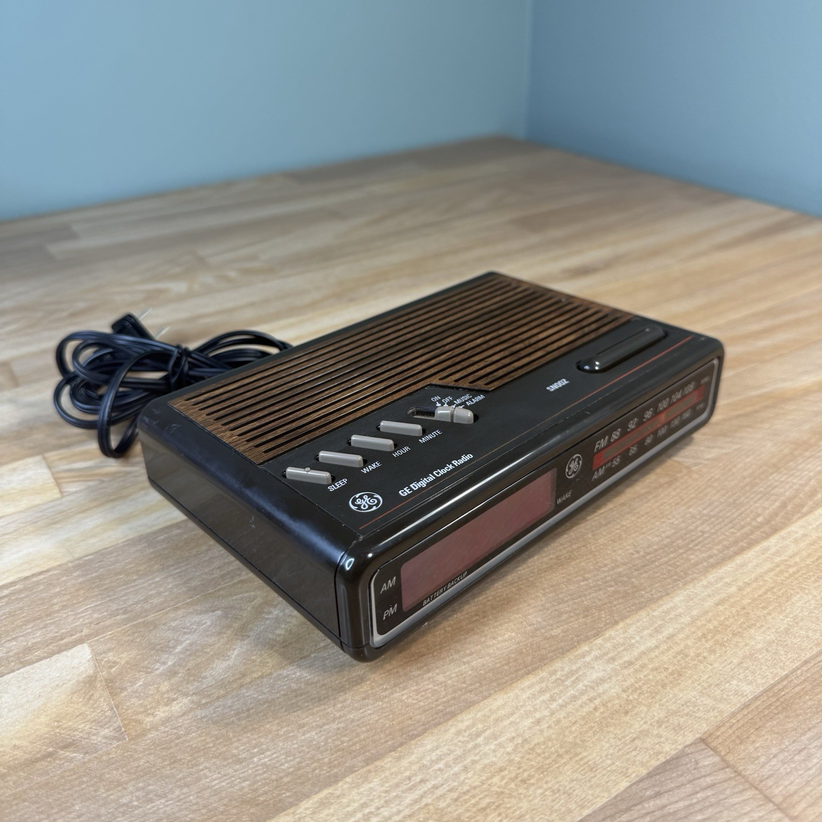 RETRO General Electric GE Alarm Clock AM/FM Radio 7-4612A Wood Grain w/ Manual