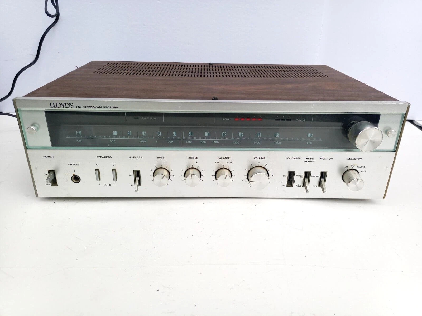 LLOYD’S H433 FM AM STEREO RECEIVER AUDIO HOME MEDIA ANALOG VINTAGE 150W 60HZ ^