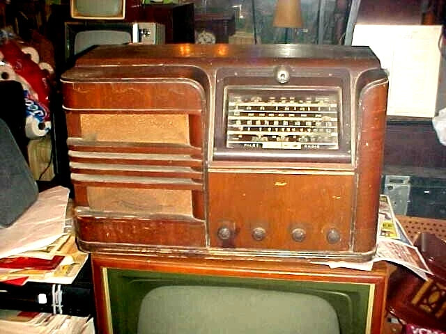 ANTIQUE RADIO RARE PILOT MODEL T-135 GIANT TABLE MODEL AM-SW WORKS
