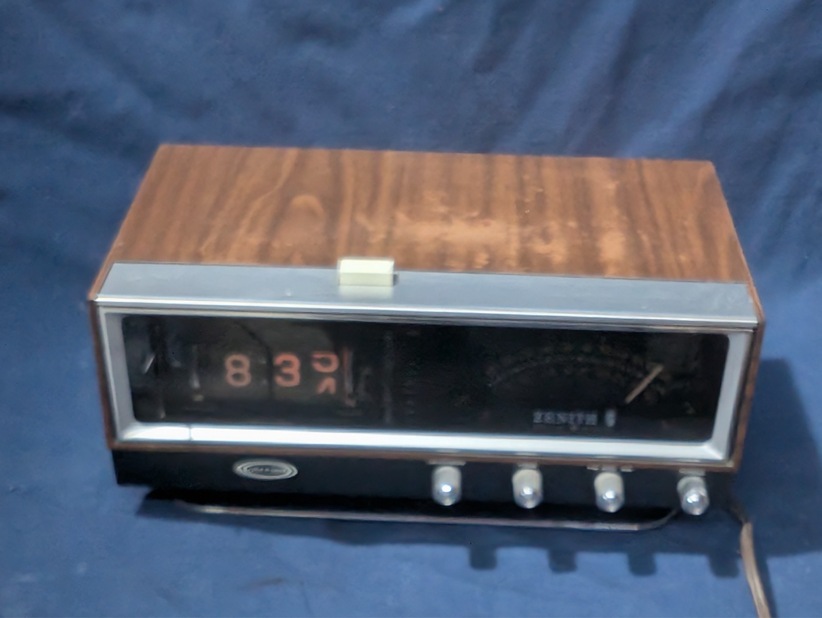 ZENITH C472W-3 Circle of Sound Flip Alarm Clock, AM/FM Radio, Video!