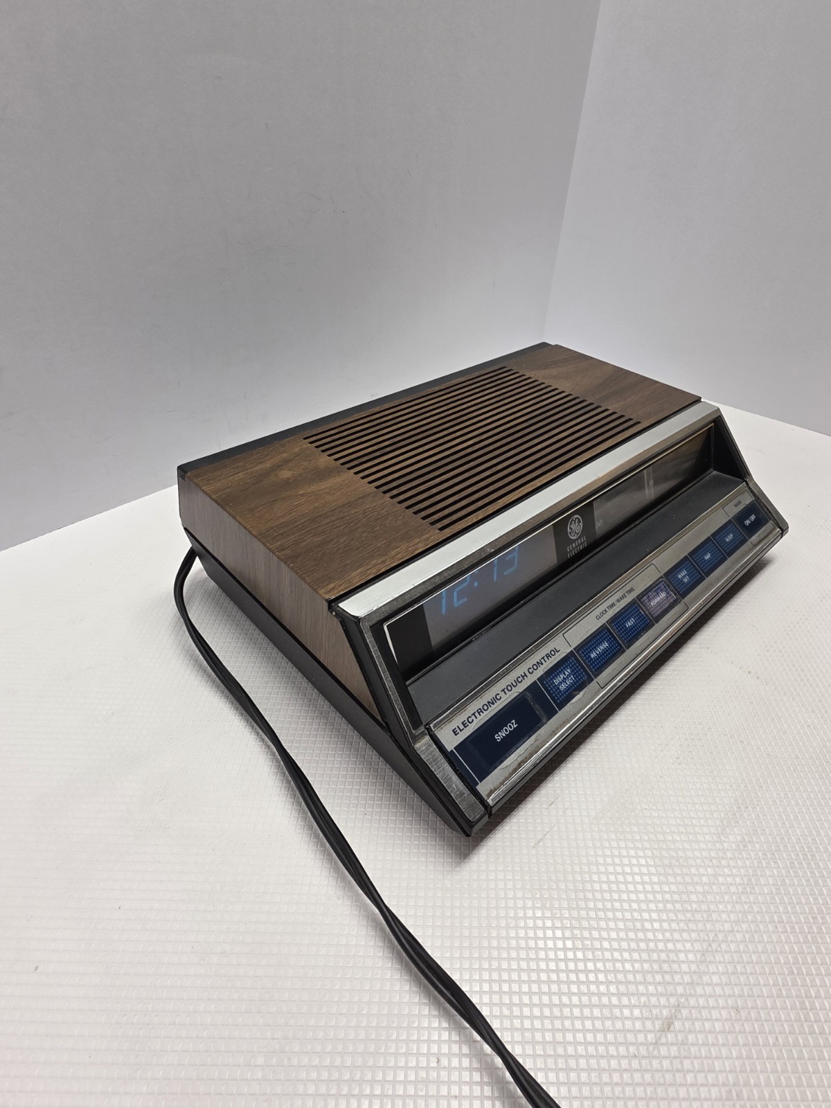 Vintage GE 7-4662B AM FM Clock Radio Electronic Touch Control Woodgrain Alarm