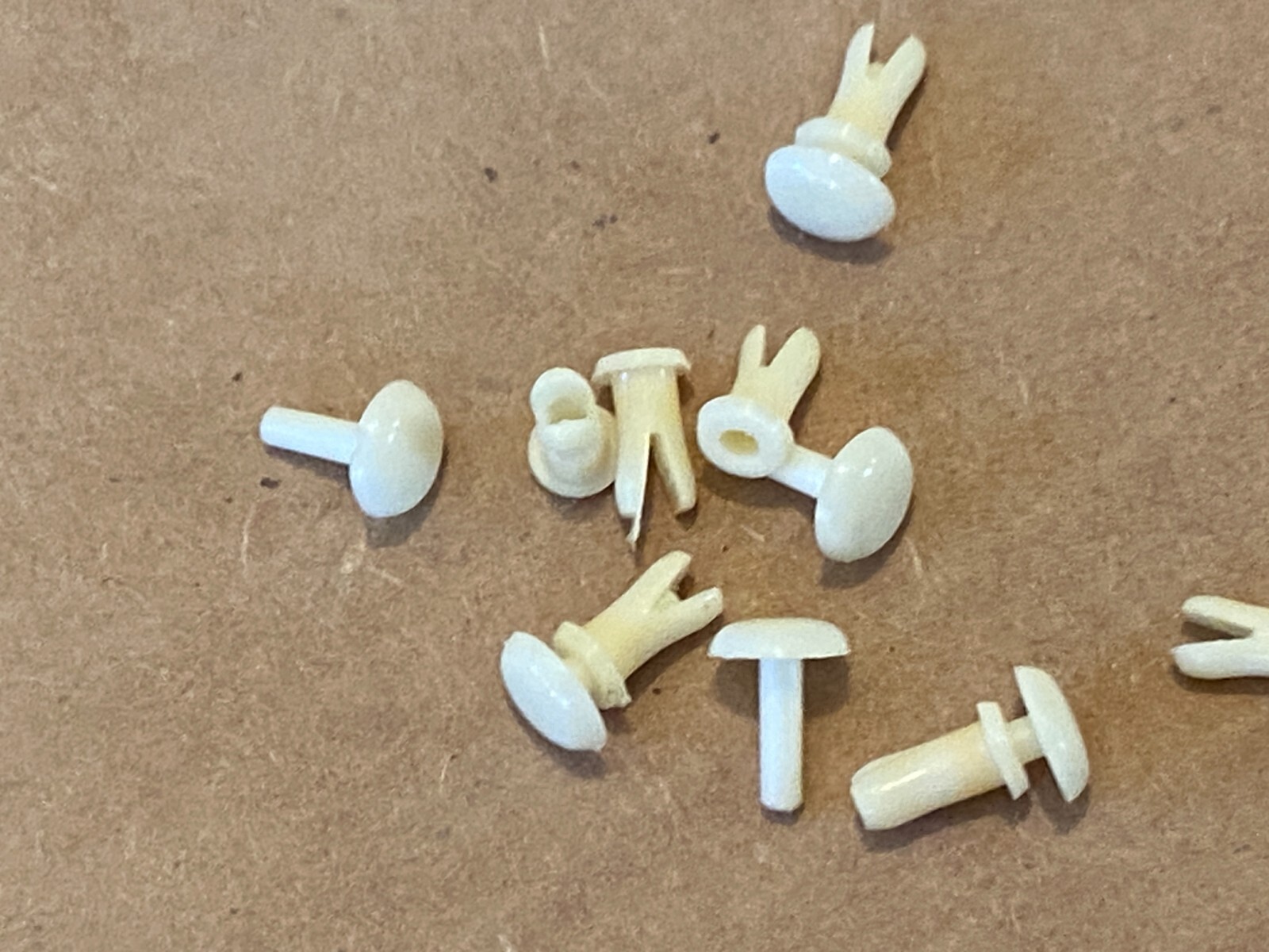 Pioneer SR-303 Lot of 8 White Plastic Rivets & Sockets – Vintage Parts