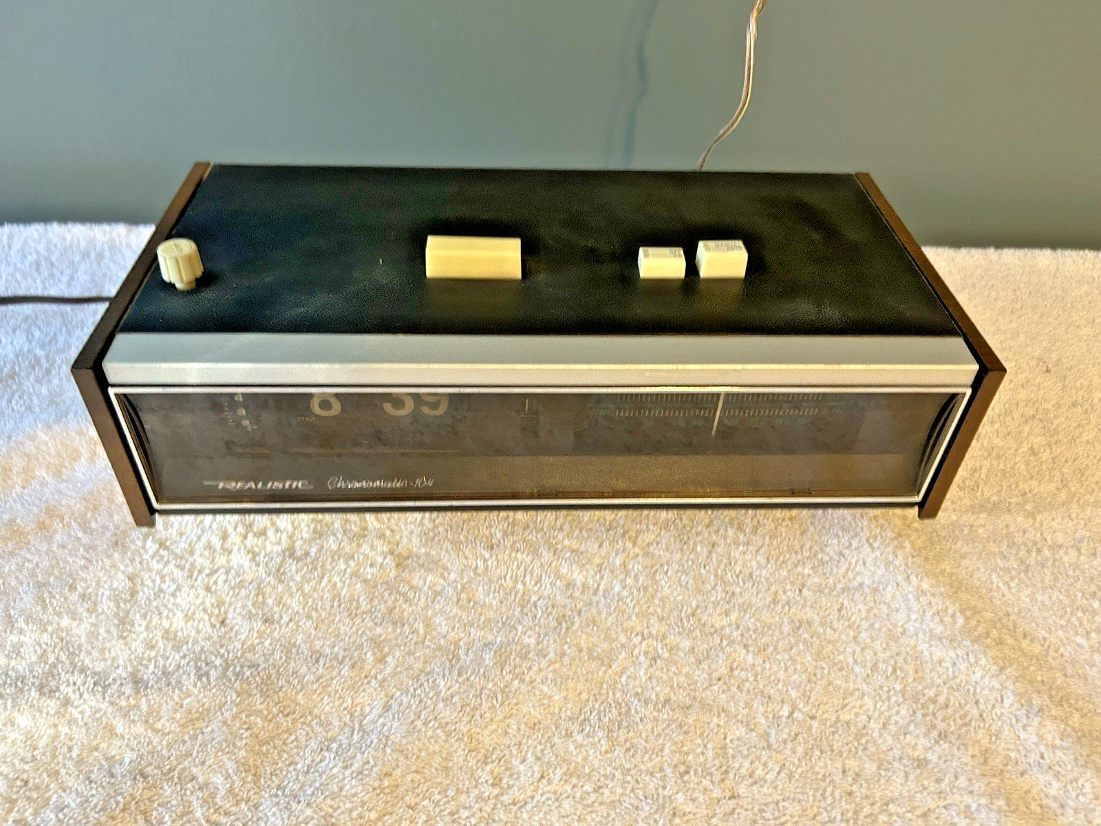 Realistic CHRONOMATIC-104 AM-FM Stereo Flip Clock Radio works but needs work!