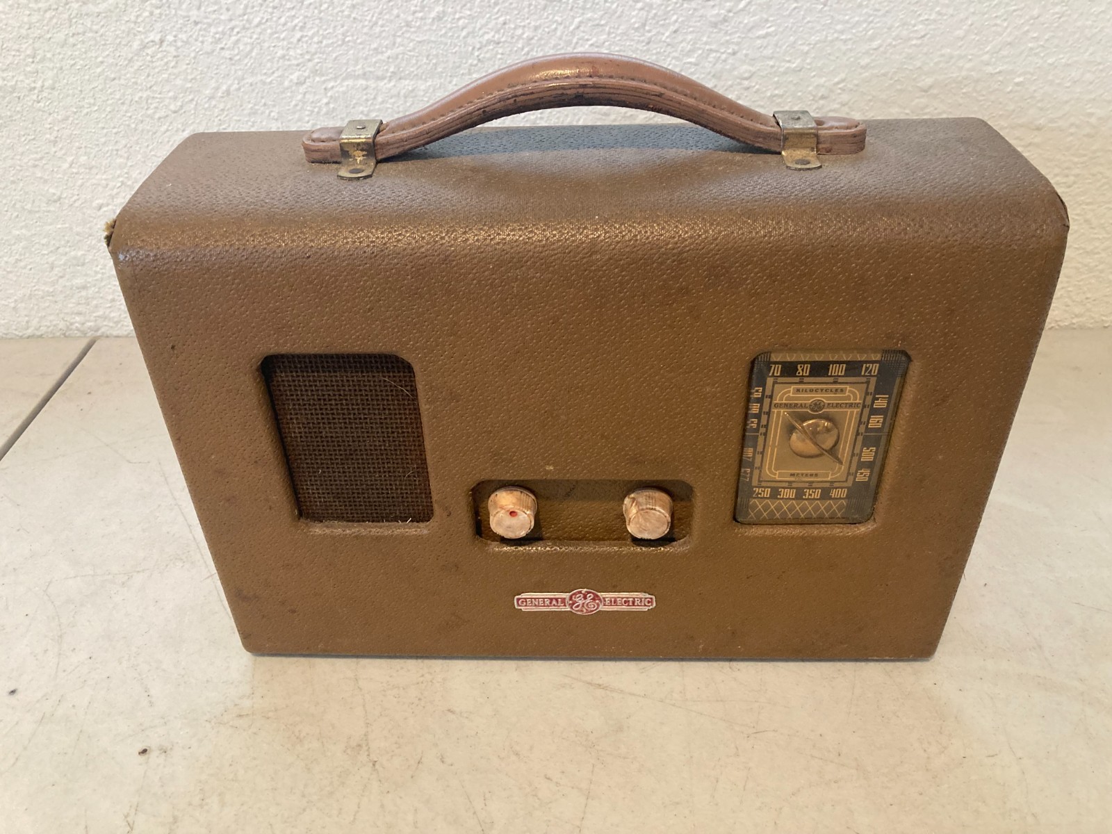 General Electric HB-402 Portable Suitcase Radio (1939)