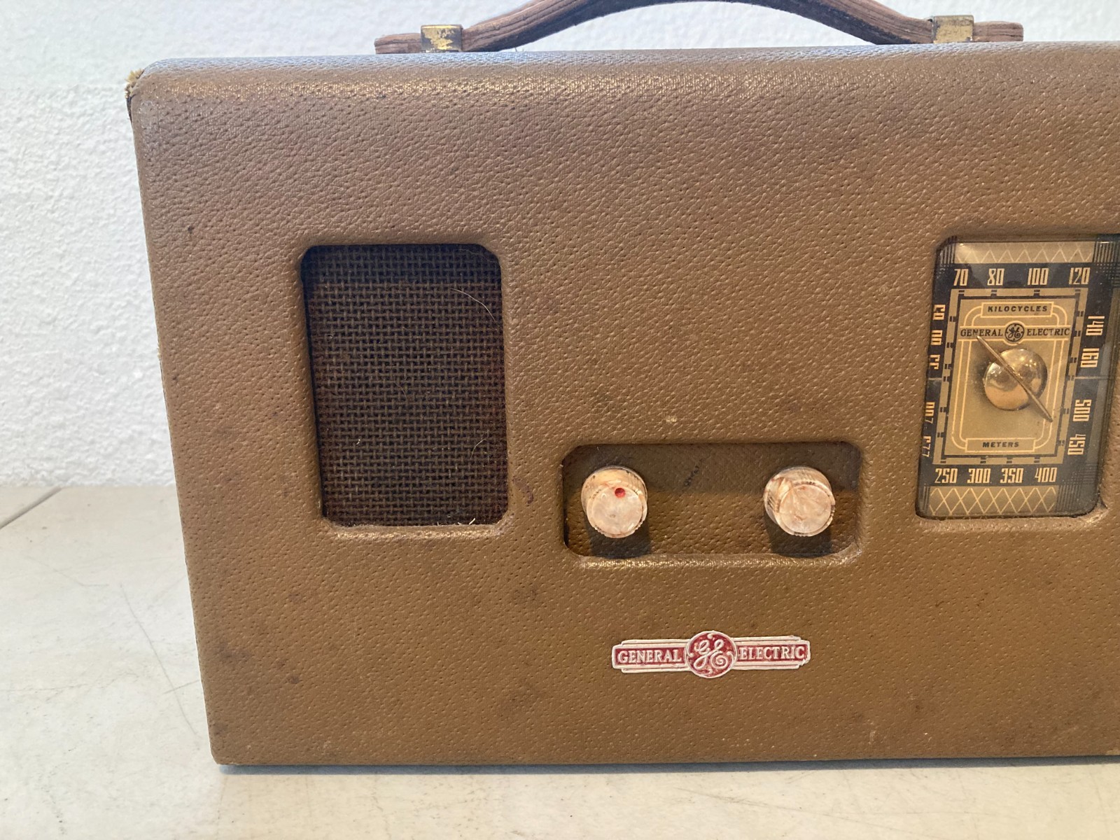 General Electric HB-402 Portable Suitcase Radio (1939)