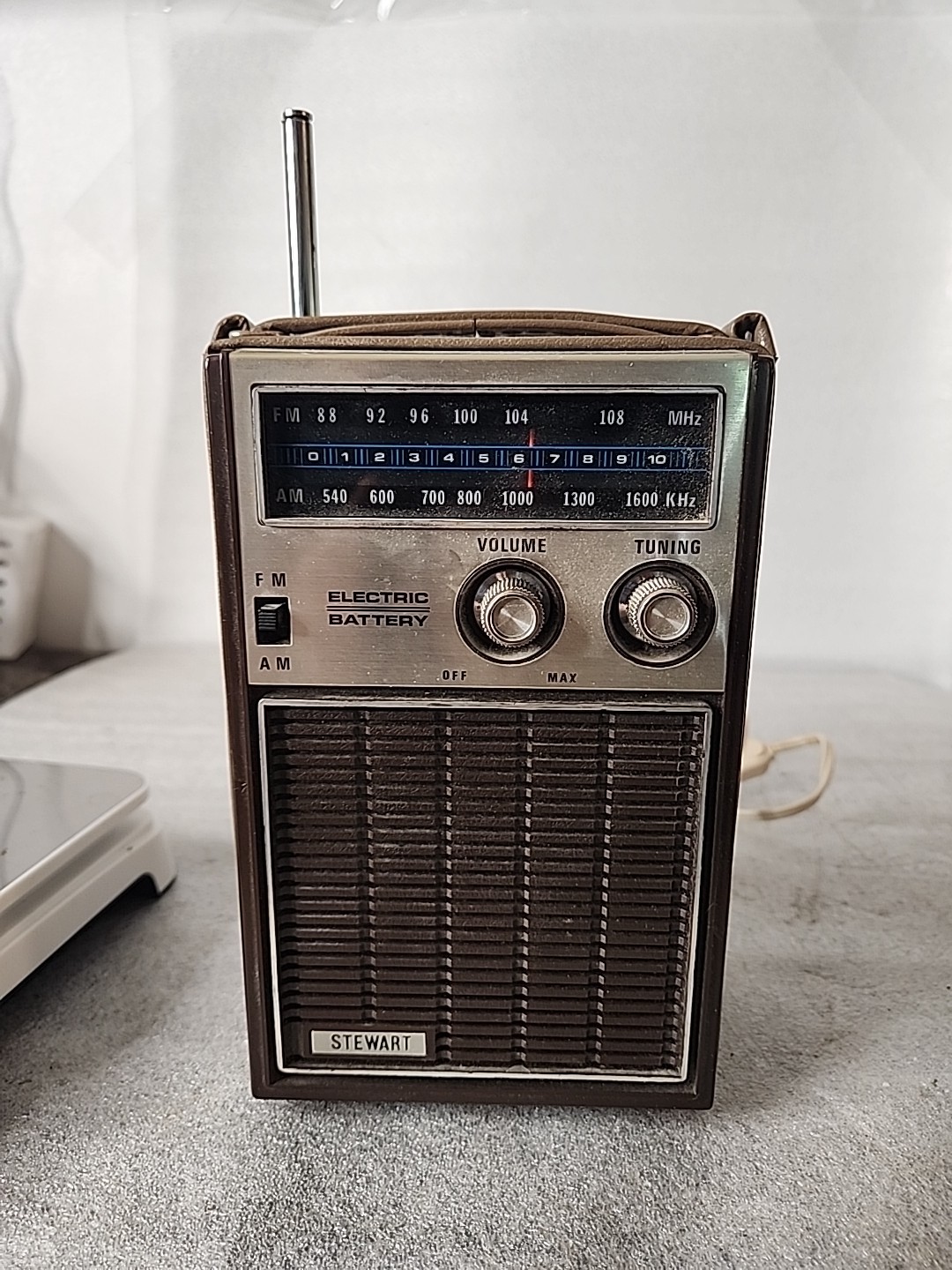 Vintage – 8″ Stewart AM/FM Radio Tan Case, Plug In/Battery Powered, See Descript