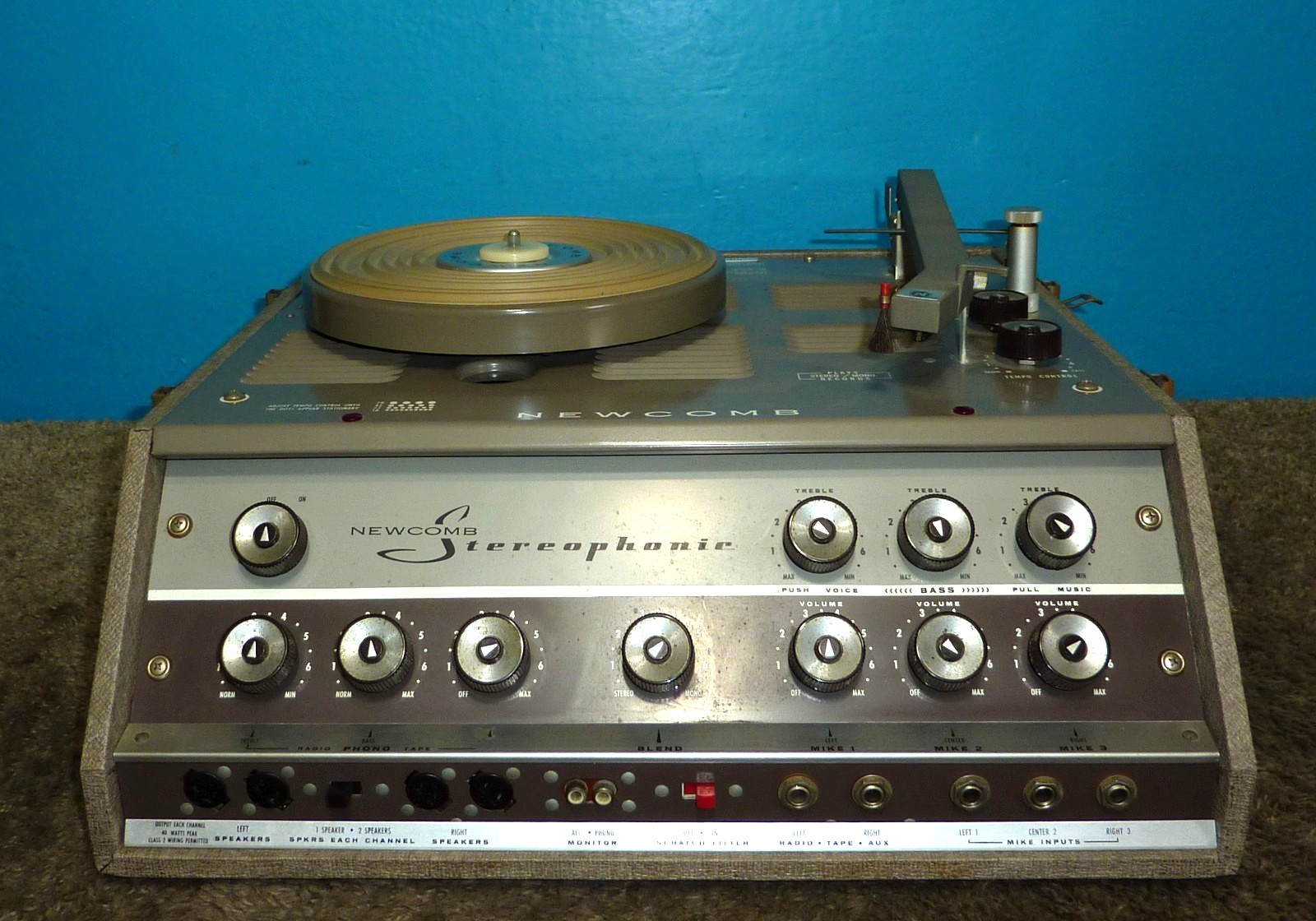 Newcomb TRS-1680 Stereophonic Tube Amplifier w/ Record Player