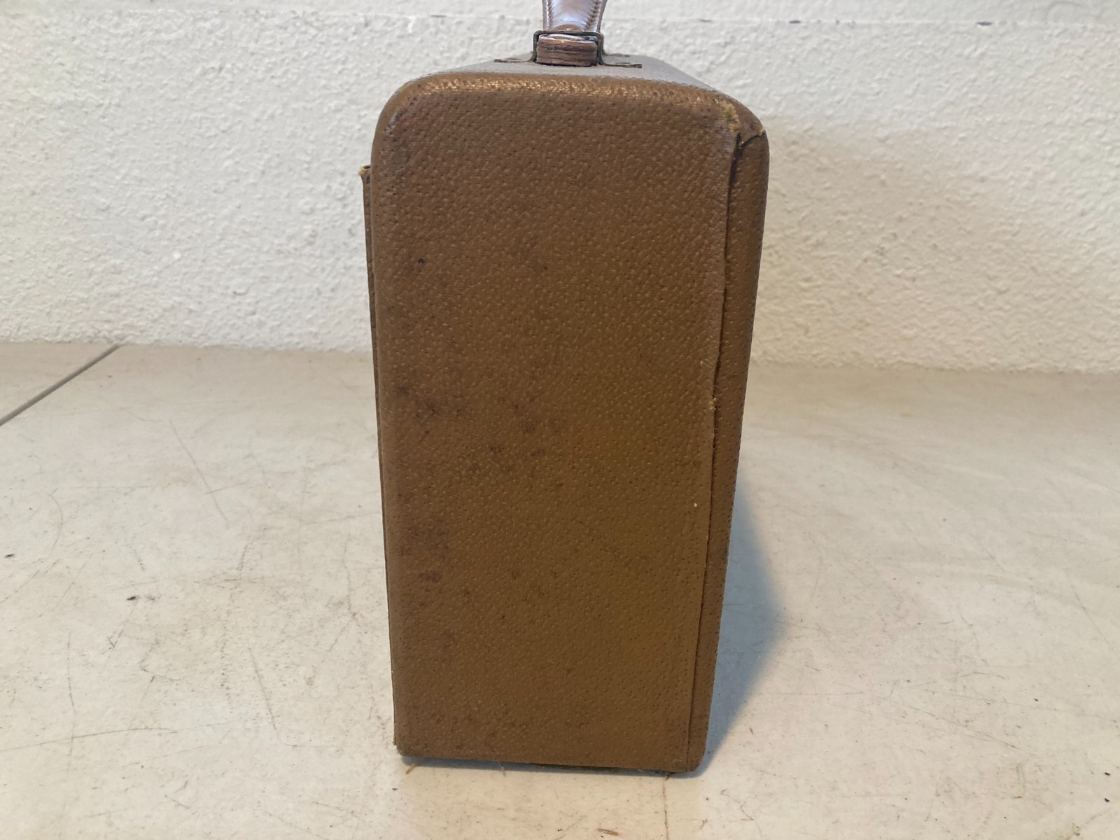 General Electric HB-402 Portable Suitcase Radio (1939)