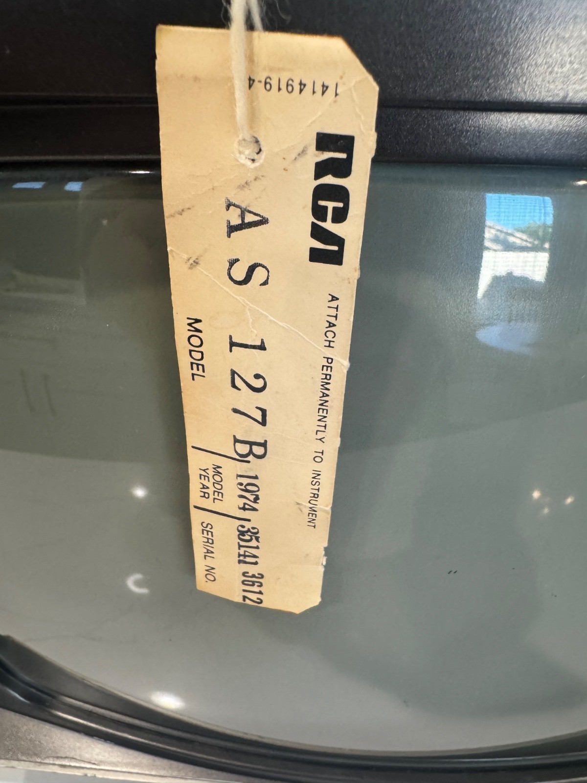 1974 RCA MODEL 127B PORTABLE TV MODEL 127B LEATHER SUITCASE STYLE 12″ TUBE TV