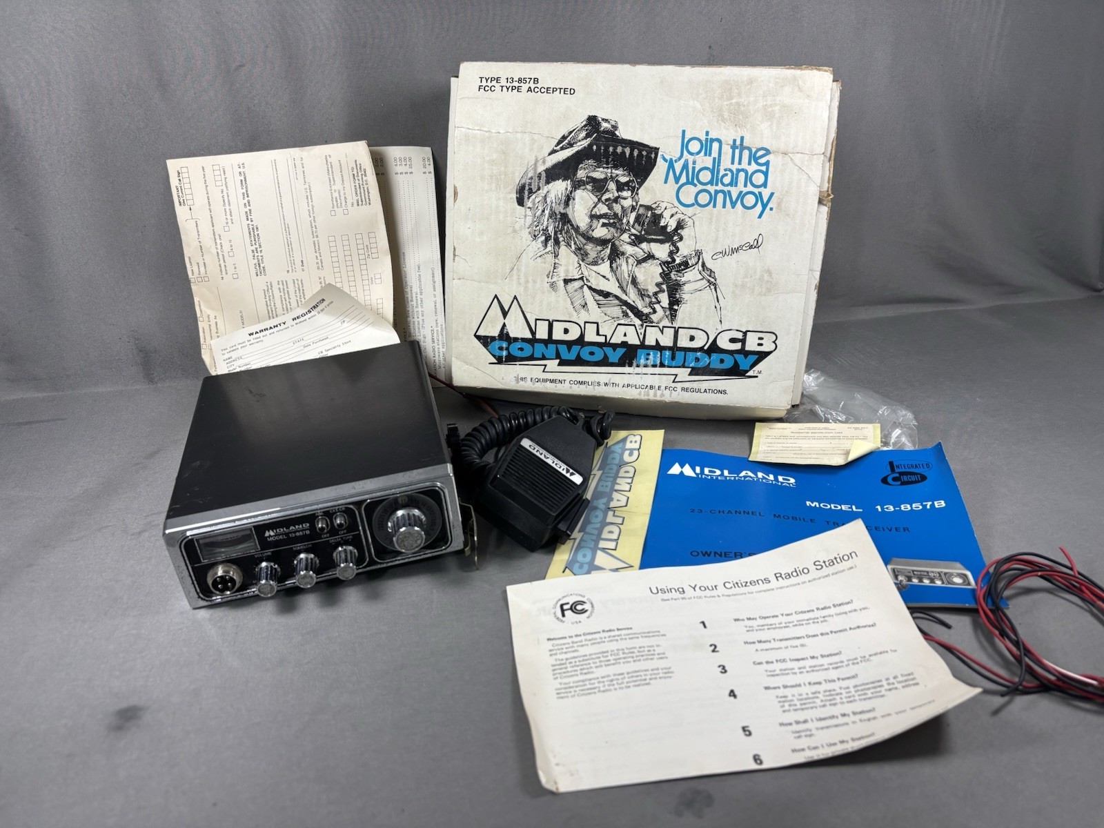 Vintage Midland CB Citizen Band 23 Channel Radio Model 13-857B W/ Mic & Box