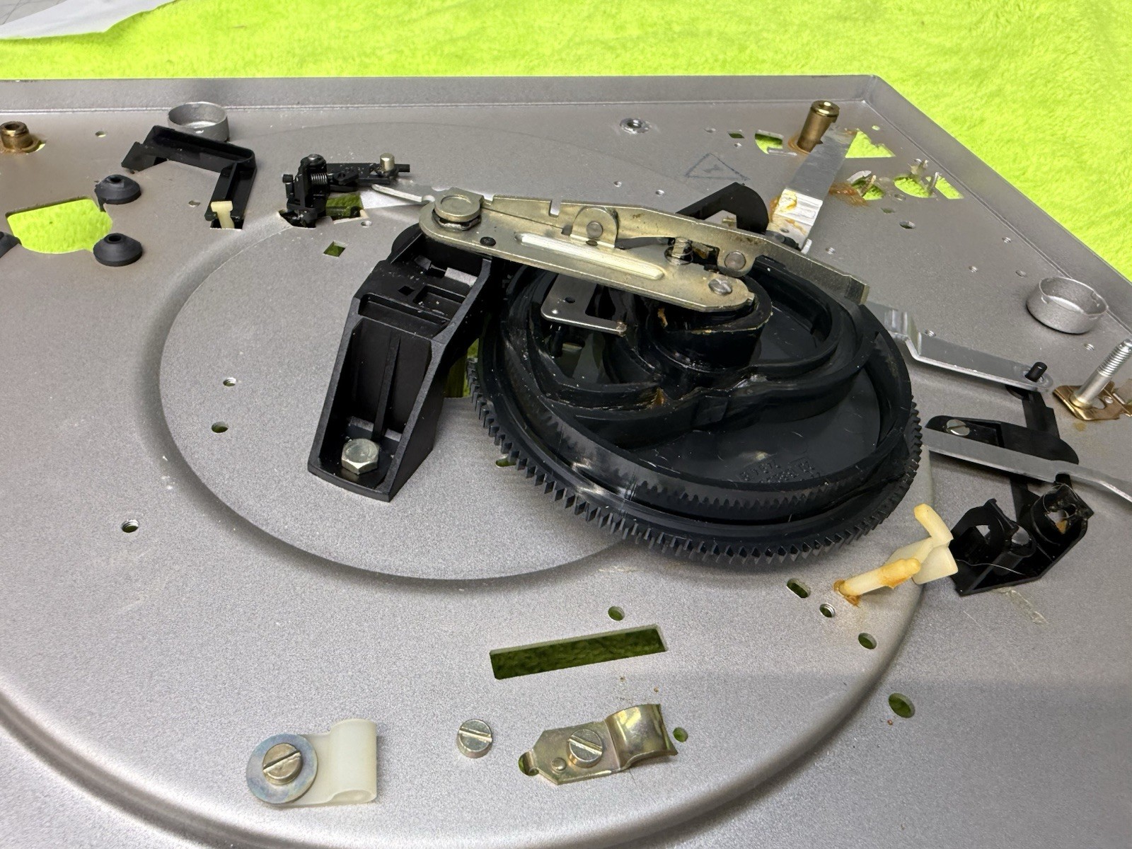 DUAL 1258 TURNTABLE STRIPPED BODY WITH THE MECHANICAL PARTS YOU SEE IN PICS ONLY