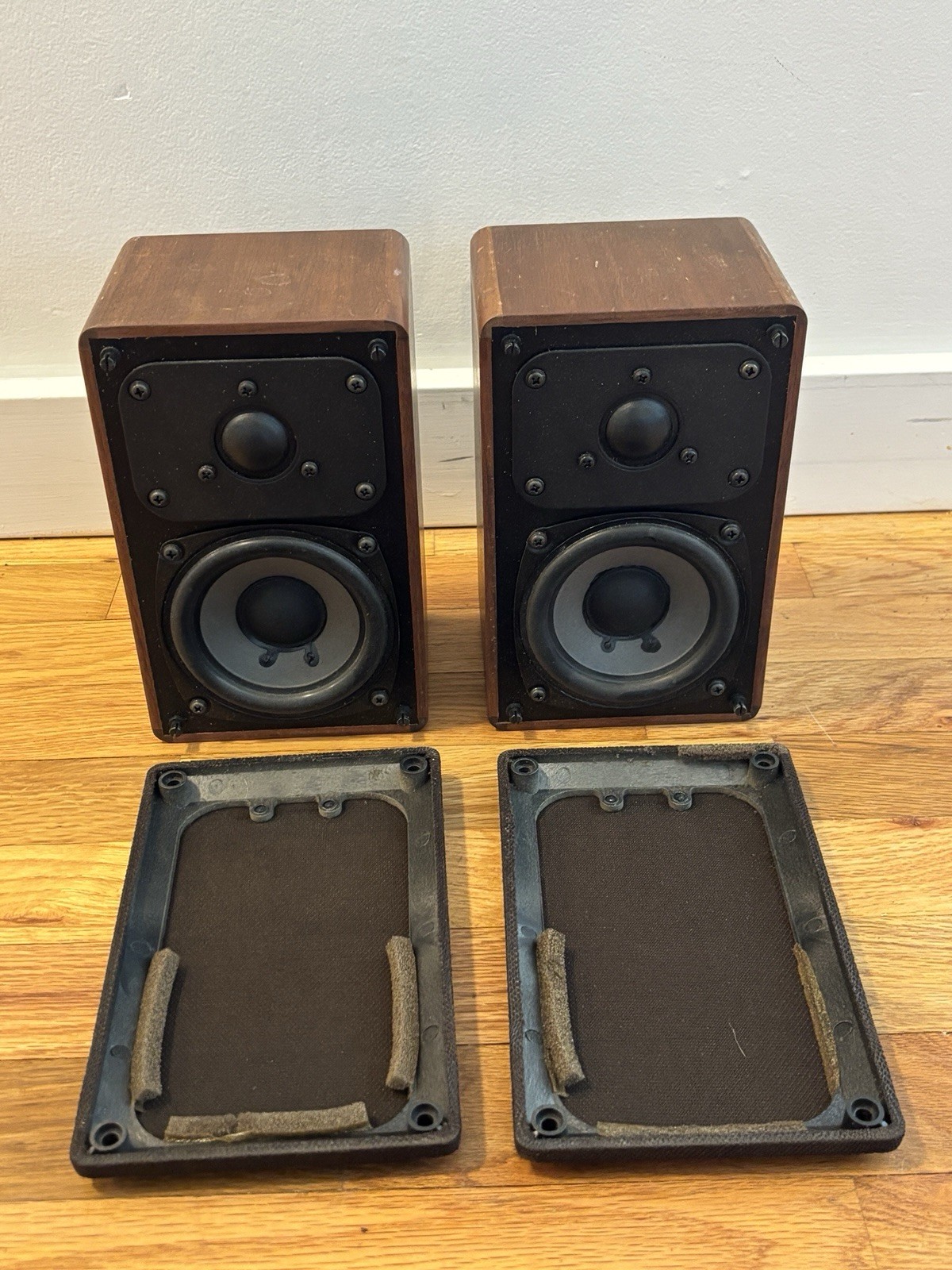 Vintage Realistic Minimus 7W Speakers Cat No 40-2039A Walnut Wood 8 Ohms 40W Max