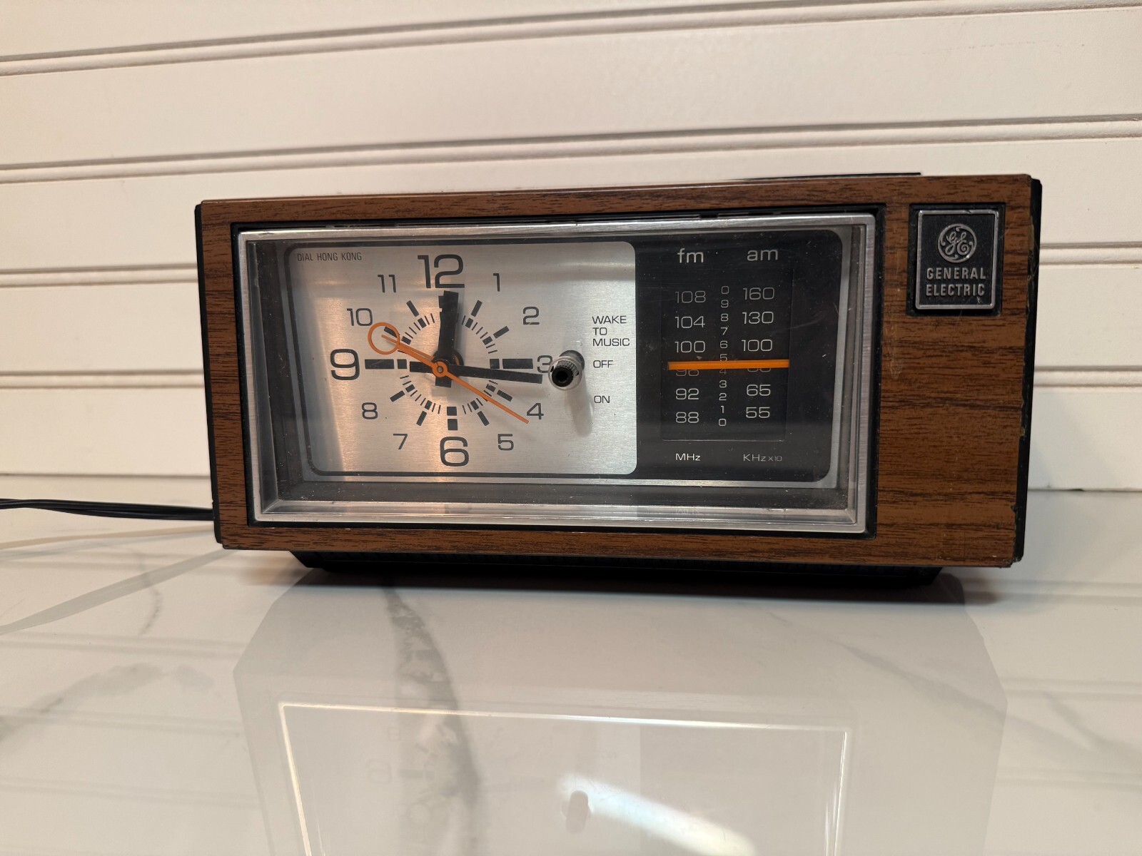 Vintage General Electric GE 7-4550C Walnut Grain Polystyrene Clock Radio WORKS
