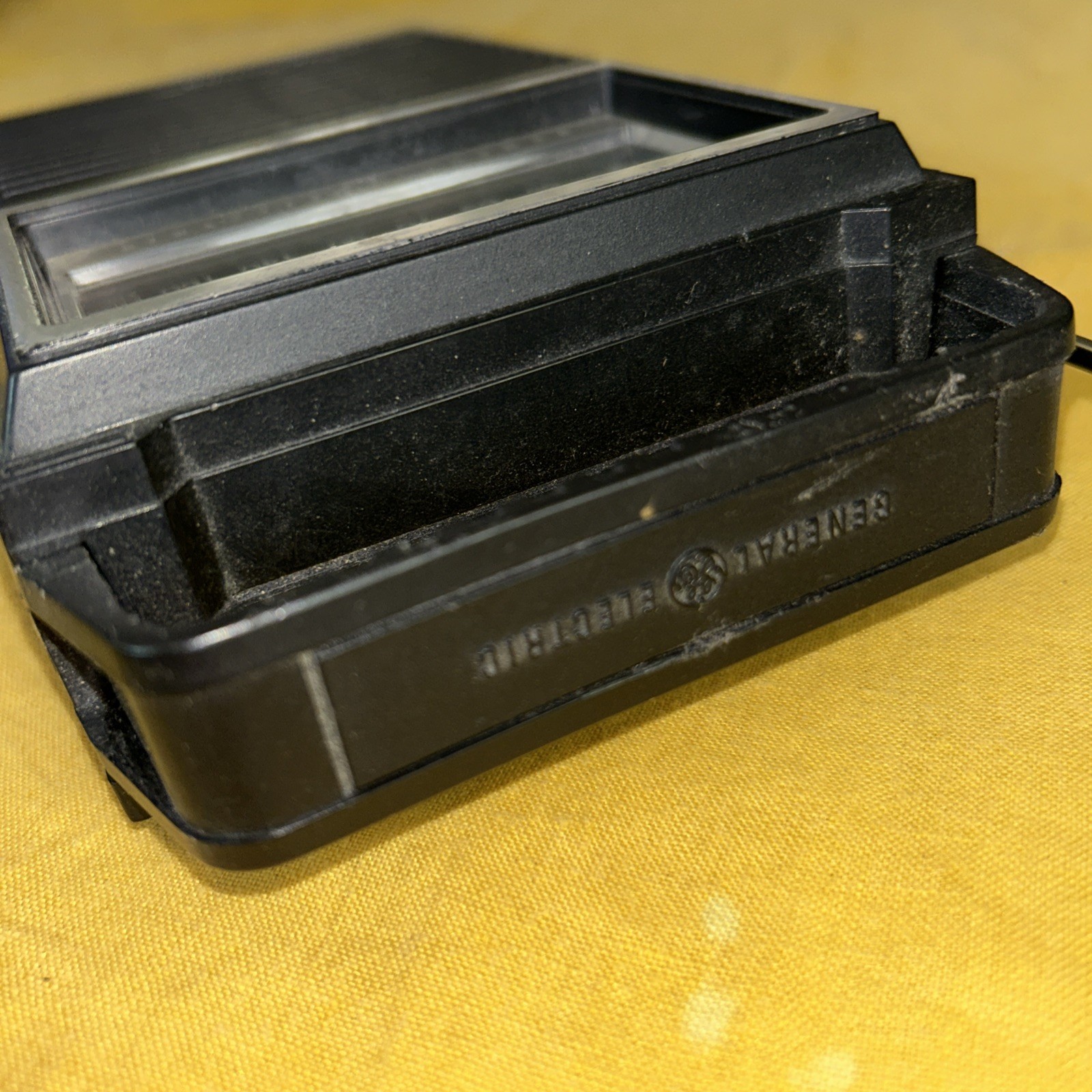 Vintage General Electric Two-Way-Power AM/FM Radio 7-2800 B Battery Operated