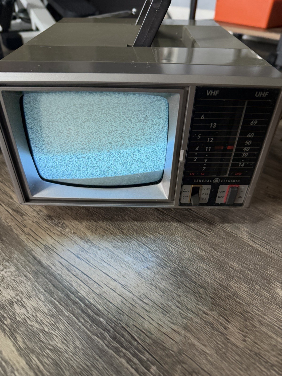 RETRO VINTAGE TV GE 5 INCH B+W CRT MODEL 7-7130A 1986 PORTABLE TV