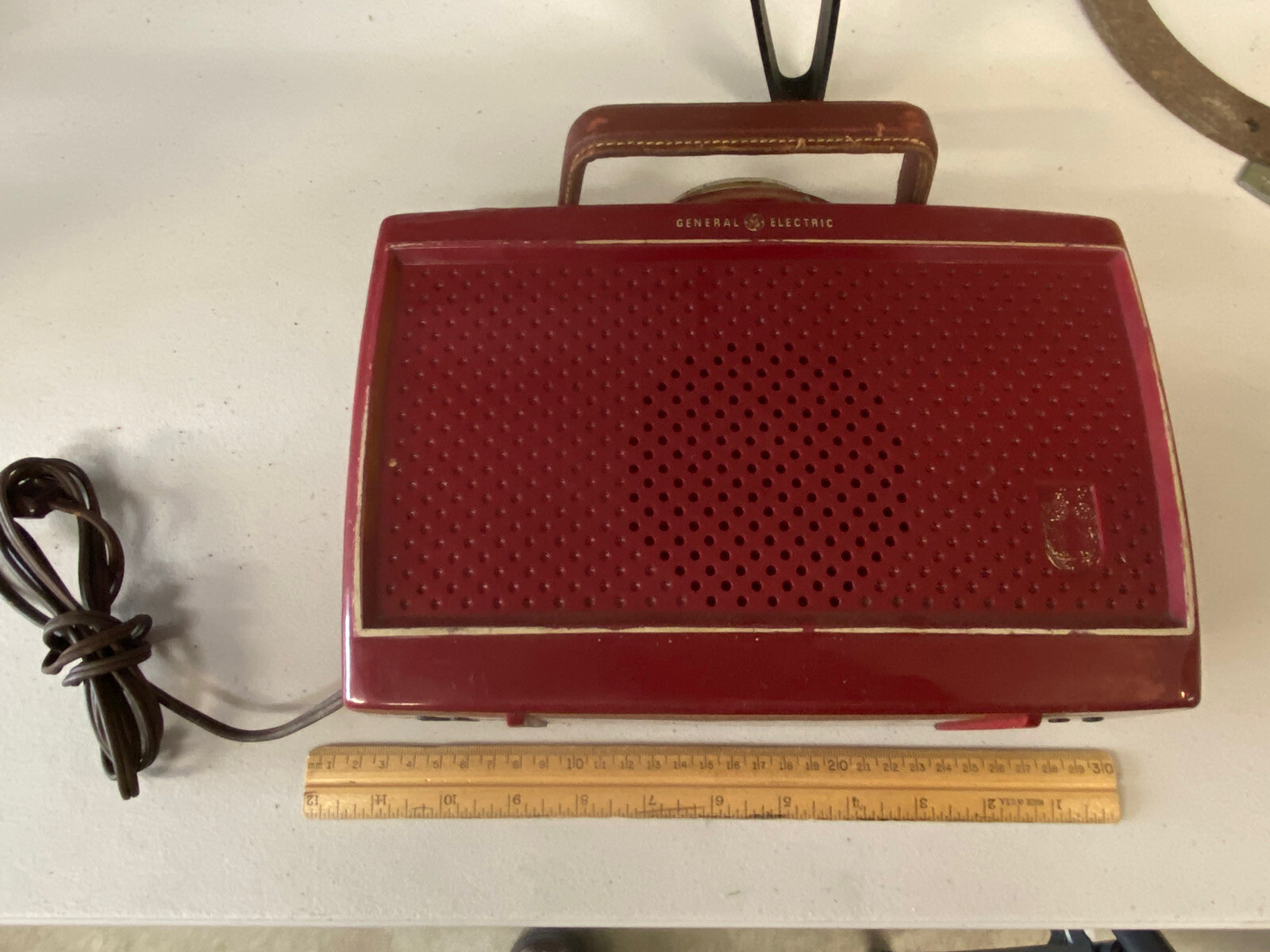 VINTAGE RED GE General Electric RADIO – SOLD AS IS – AGE UNKNOWN