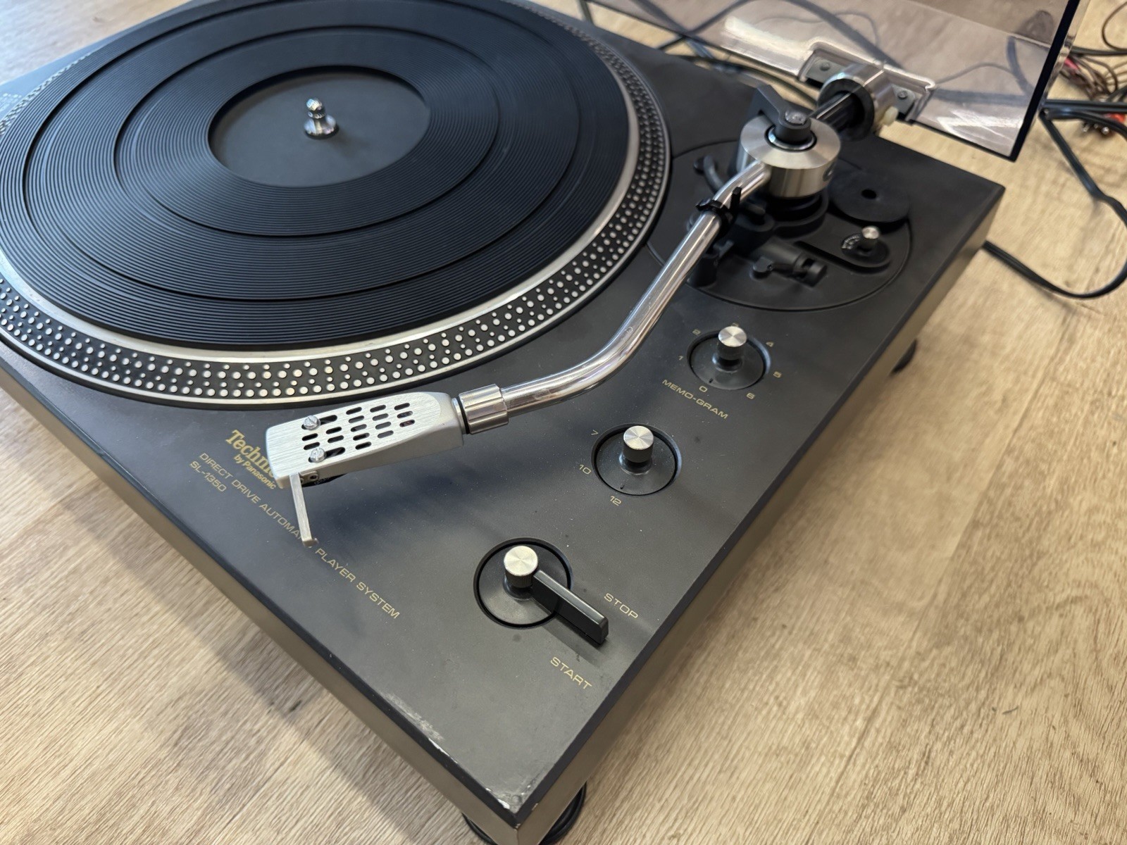 technics SL- 1350 turntable