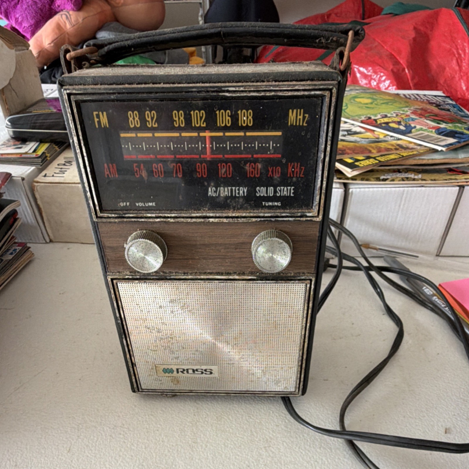 Ross RE-1120 AM/FM Solid State Portable Radio AC/Battery Powered