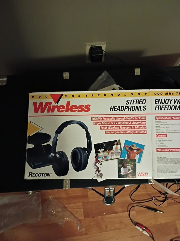 Vintage 90s Recoton W500 Wireless Stereo Headphones W/ Charging Base & Box VTG
