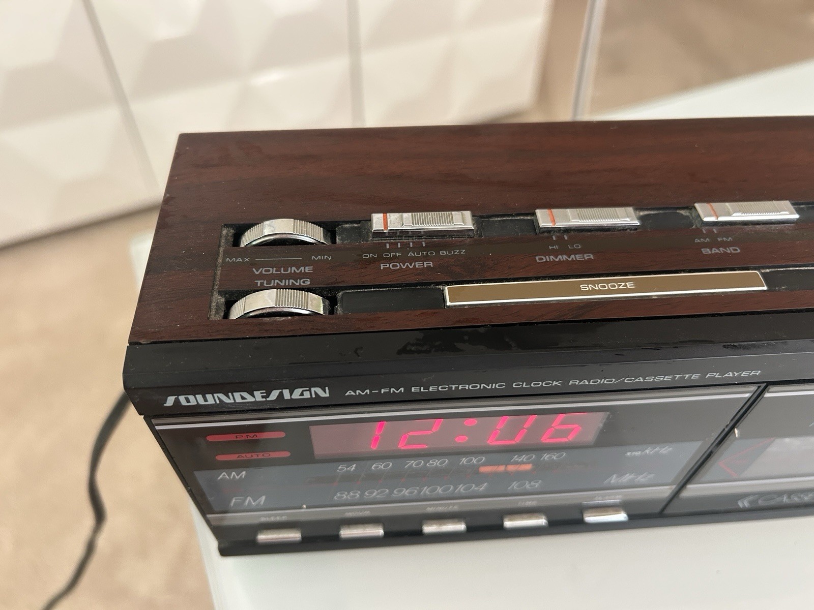VTG SoundDesign 3838WAL AM FM Electronic Clock Radio Cassette Player Wood Grain