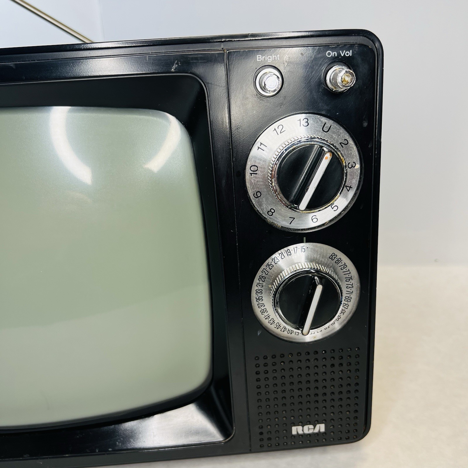 Vintage 1983 RCA 12″ Solid State B&W TV Retro Gaming Model AJR 120W Wood Grain