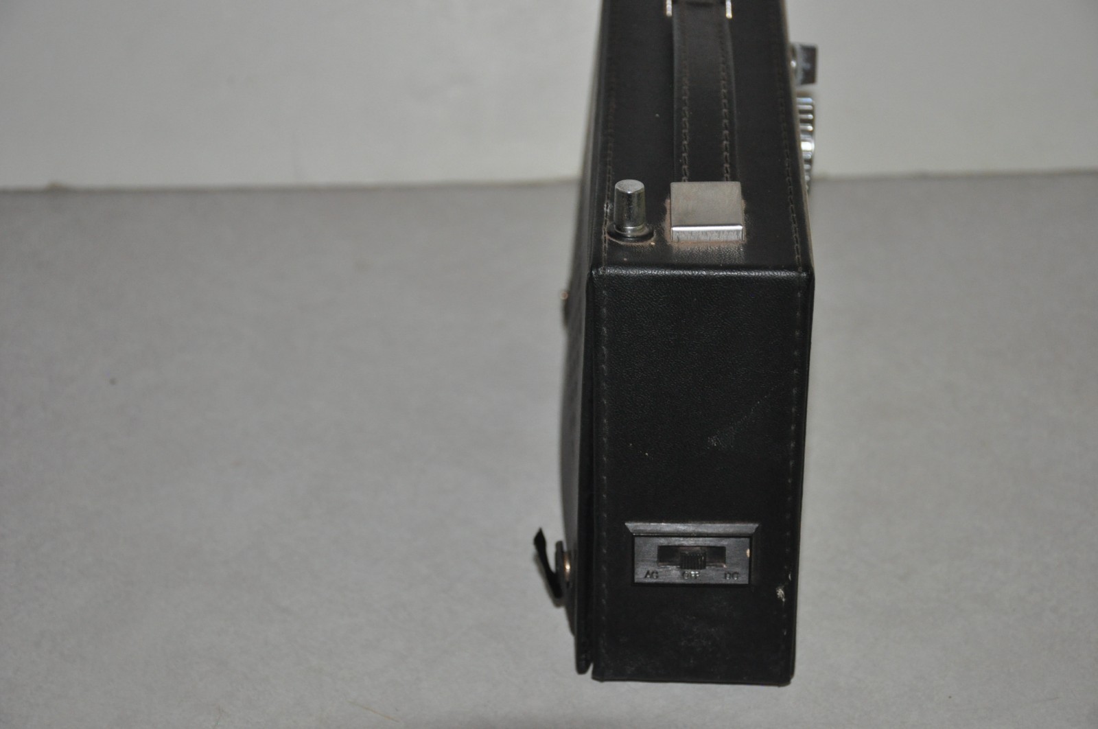 Vintage RCA RWM 686E-V Vibra FM/AM Personal Portable AC/DC Dual Power Radio Work