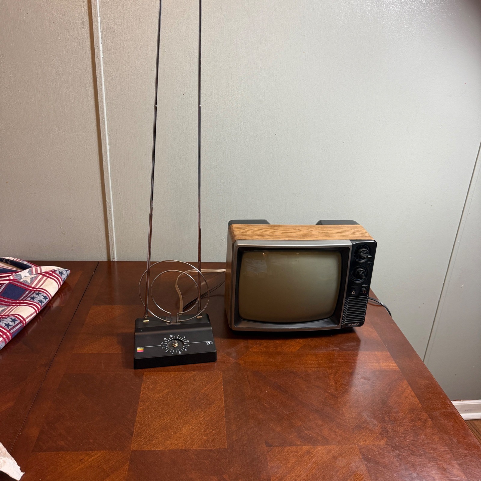 Vintage Magnavox BG3741AK01 CRT TV Retro 1986 Wood Grain Portable Television