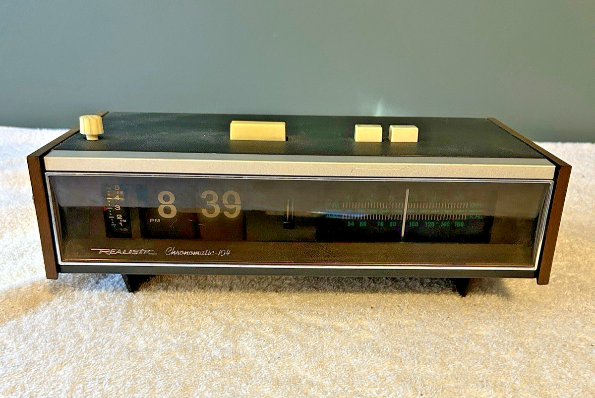 Realistic CHRONOMATIC-104 AM-FM Stereo Flip Clock Radio works but needs work!