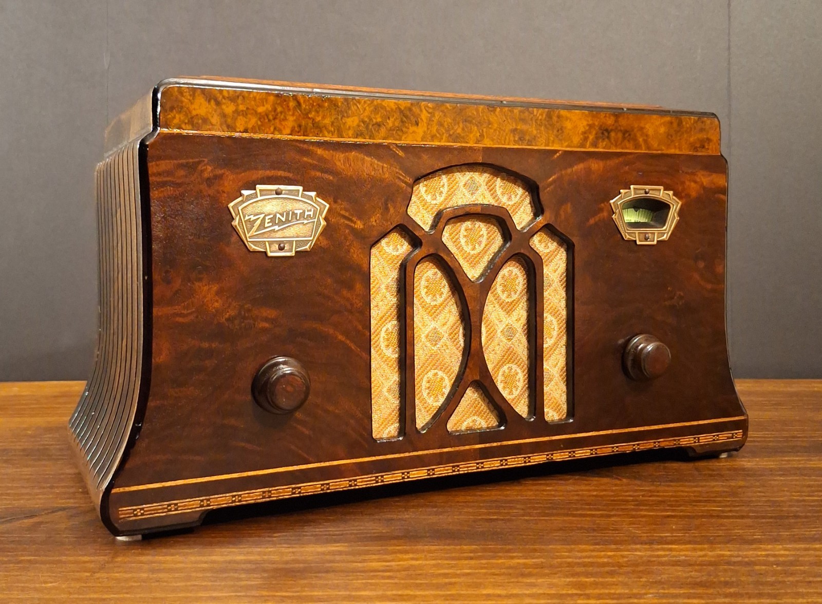Old Antique Wood Zenith Vintage Tube Radio Converted to Retro Bluetooth Speaker