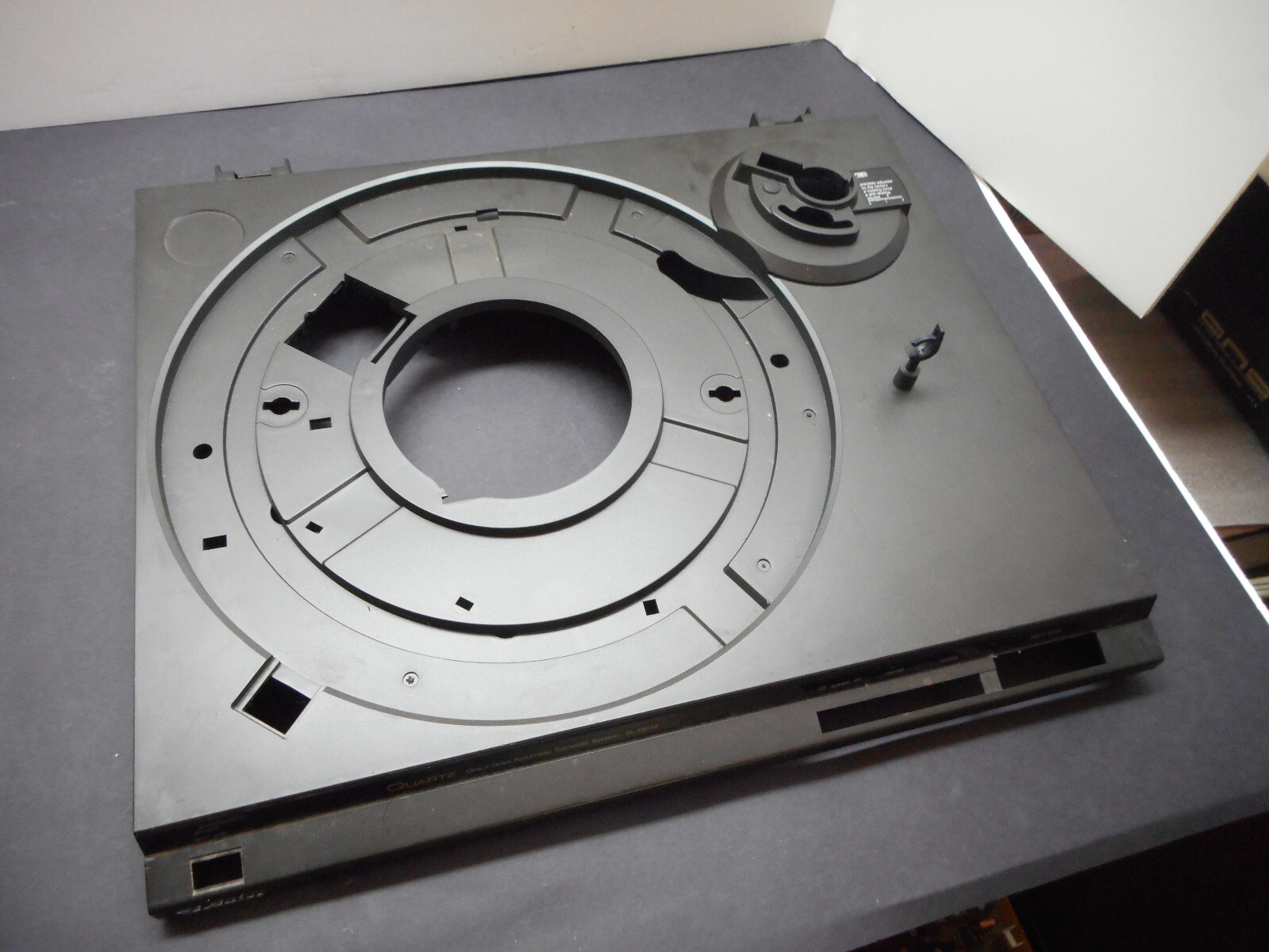 TECHNICS SL-QD33 TURNTABLE – PLINTH – PARTING OUT