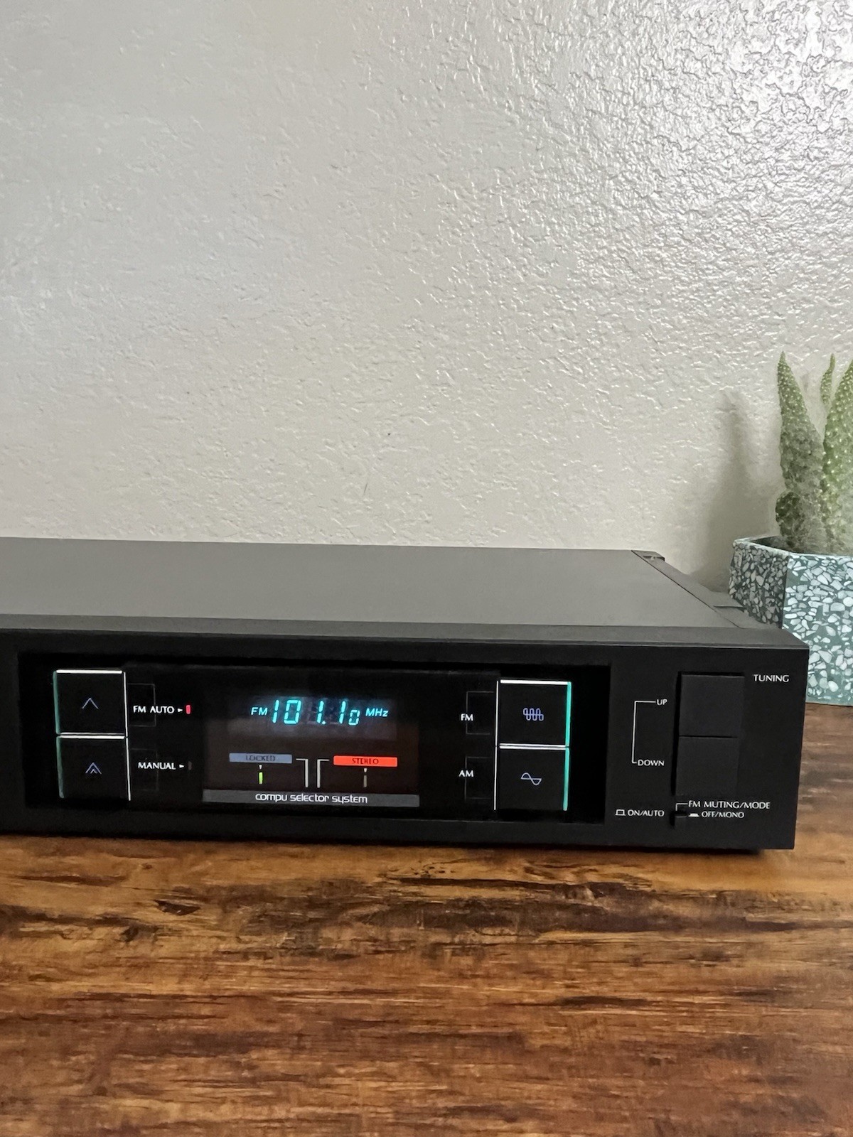 Vintage Sansui T-710 Quartz PLL Synthesizer AM/FM Stereo Tuner Tested -JAPAN