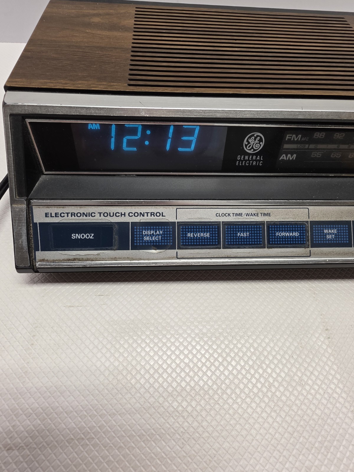 Vintage GE 7-4662B AM FM Clock Radio Electronic Touch Control Woodgrain Alarm