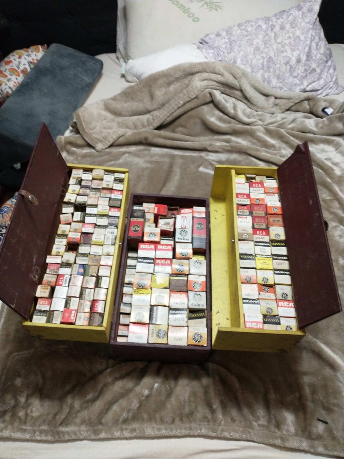 Amp-Radio Tubes- Traveling Sales Man Case. Over 140 In Case. Variety Sizes