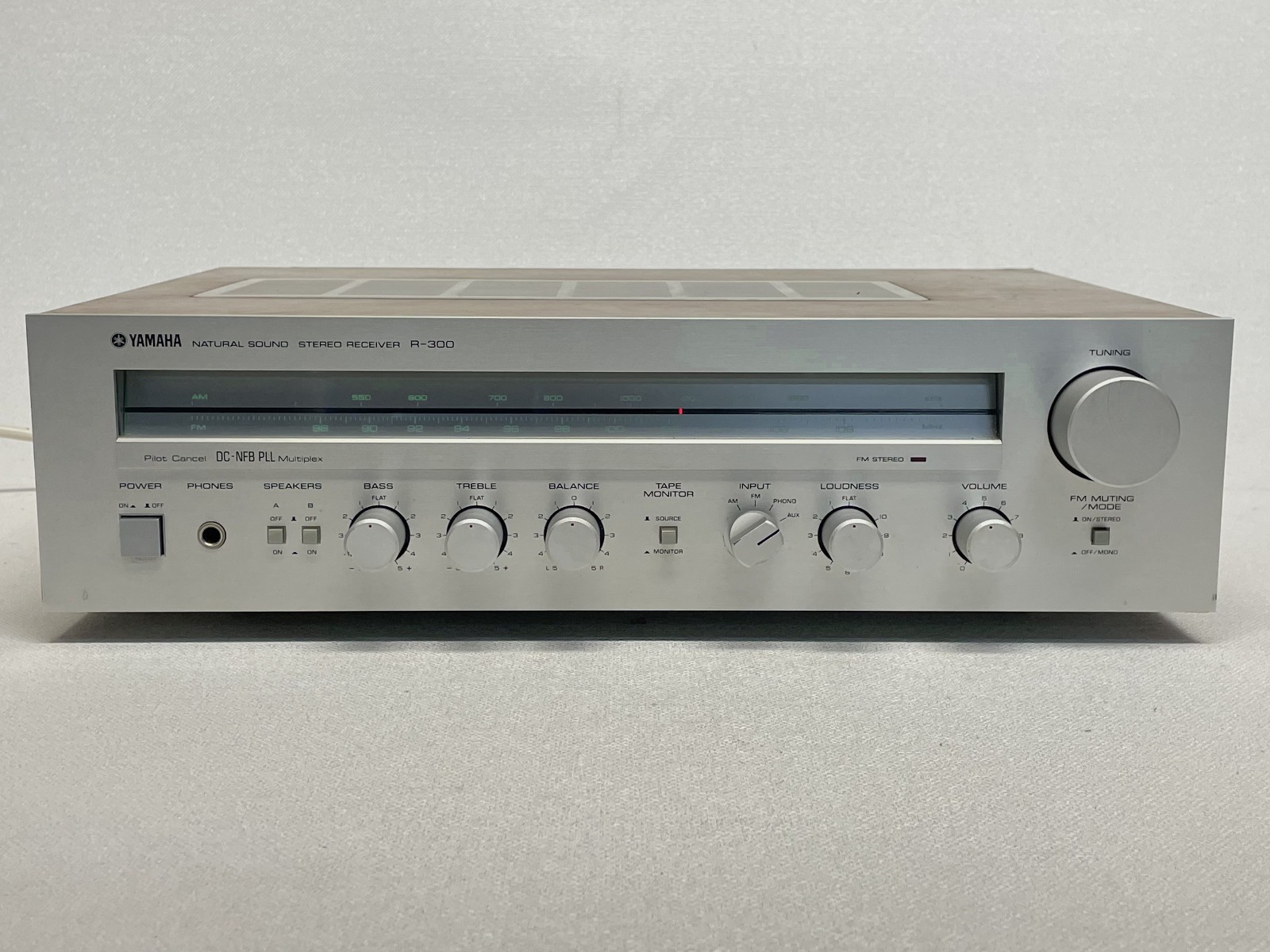 Vintage Yamaha R-300 Stereo Amplifier / Receiver with Phono Input -1980- Japan