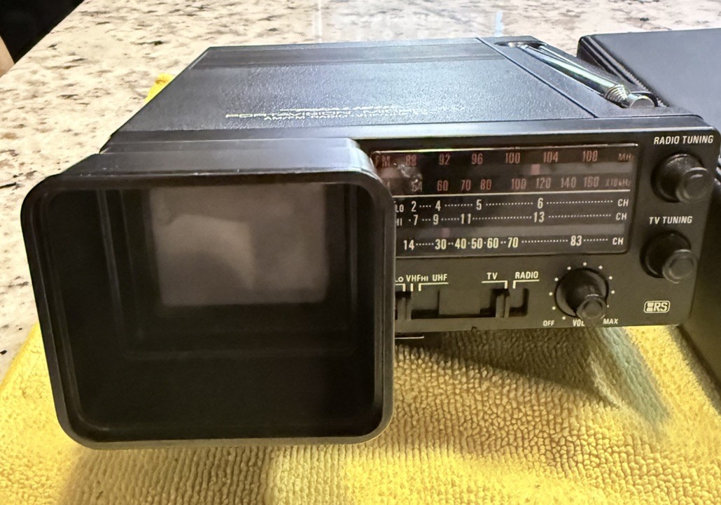 Vintage Realistic Portavision Micro-TV AM/FM Radio Model 16-103A Case Working!
