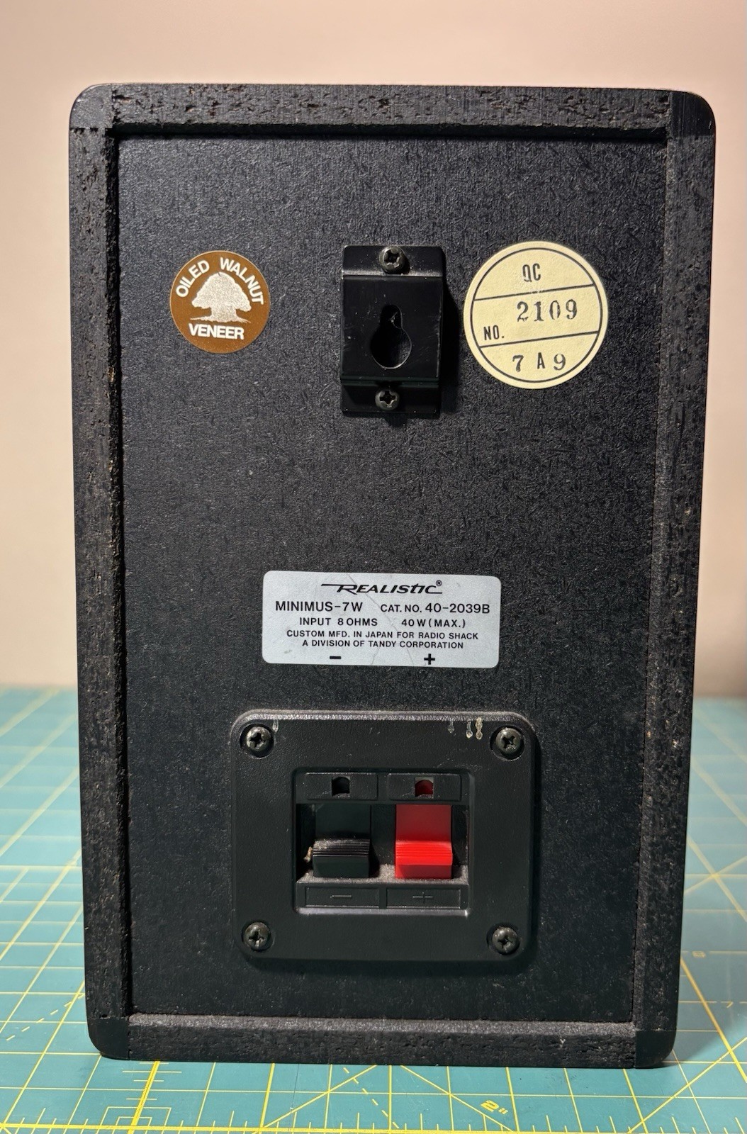 SINGLE Vintage Realistic Minimus-7W Walnut Speaker (40 Watt @ 8Ohms) 40-2039B