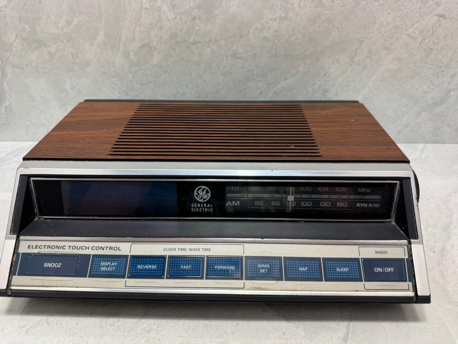 Vintage GE General Electric 7-4662B AM/FM Clock Radio Touch Control Woodgrain