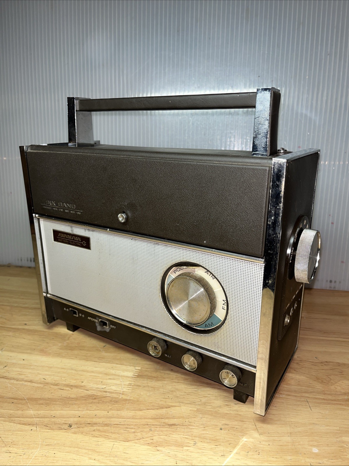 Vintage Soundesign Six Band Radio Model 2660B – Works But No Antenna