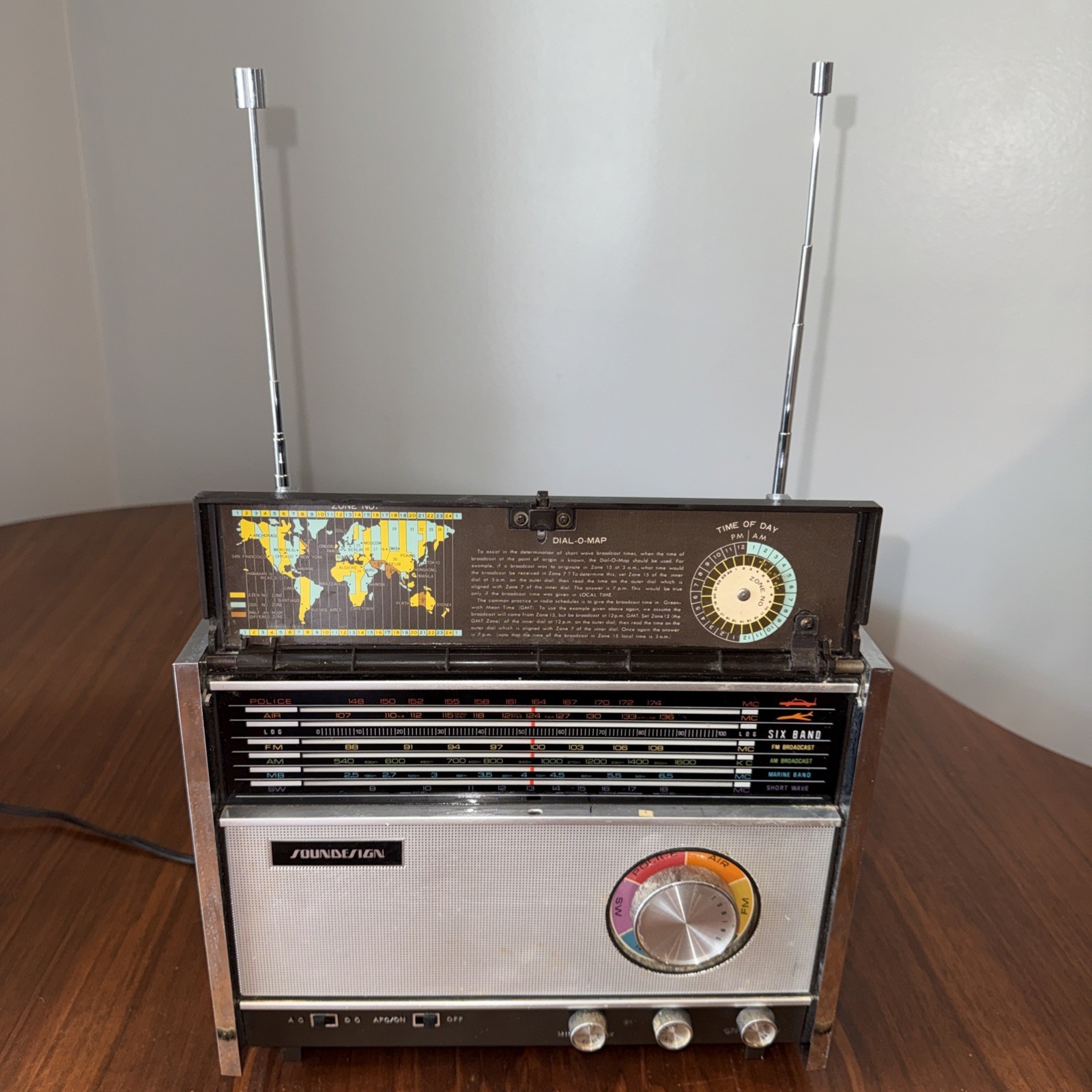 Vintage Soundesign 2660 Six Band Portable Radio Police Air SW FM AM Works Tested