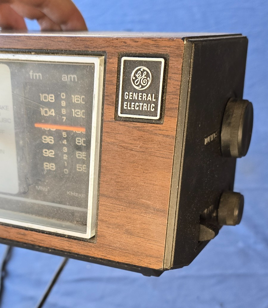 General Electric AM Radio Alarm Clock Model 7-4550C 70s-80s idk if works