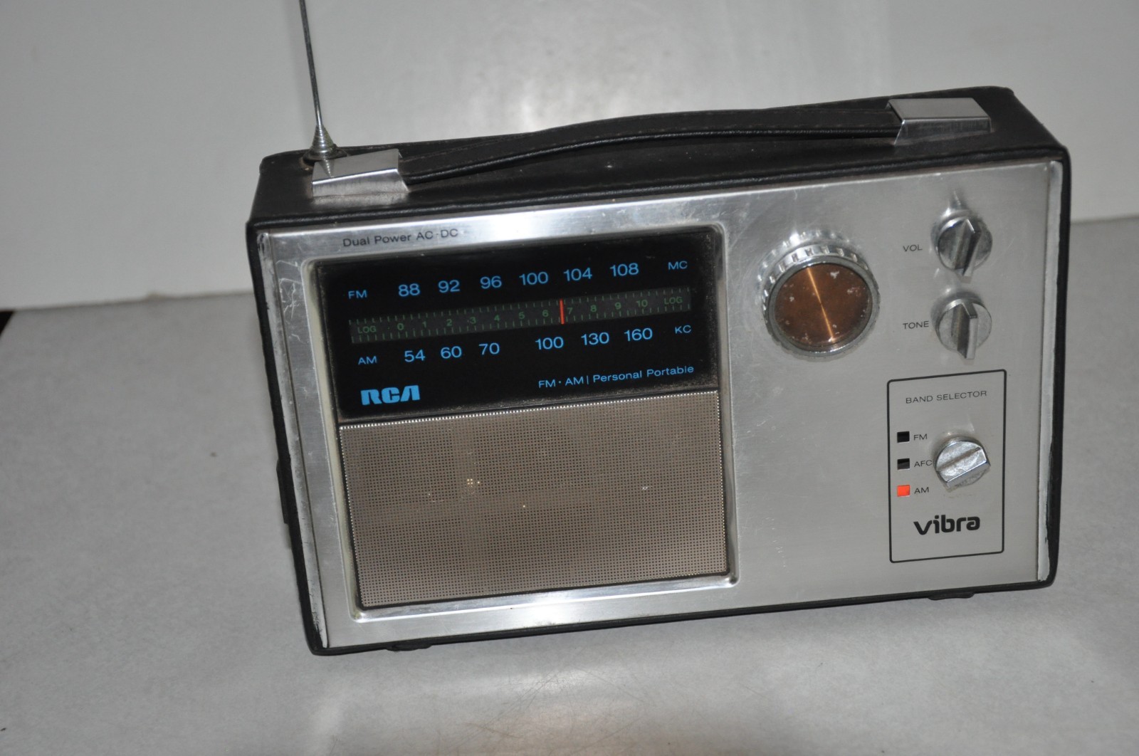 Vintage RCA RWM 686E-V Vibra FM/AM Personal Portable AC/DC Dual Power Radio Work
