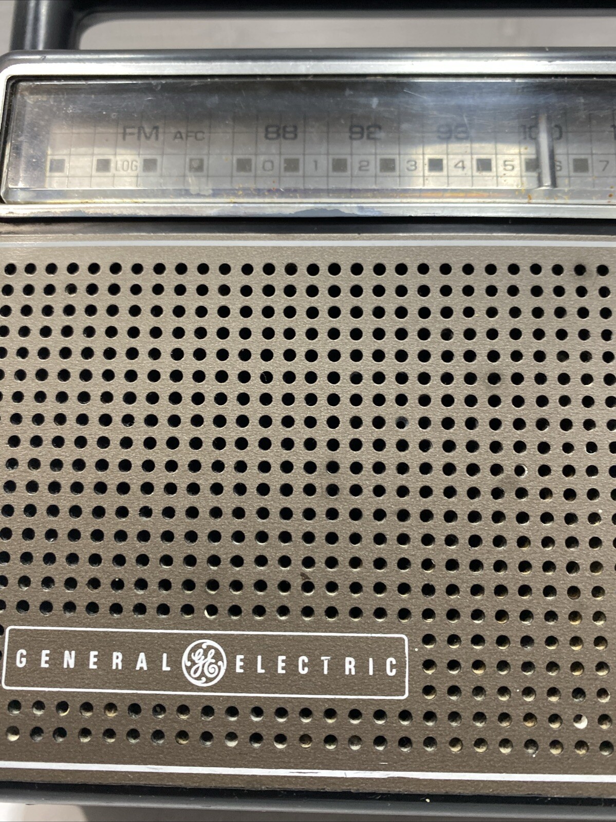 GE Vtg General Electric AM/FM Portable Radio Model 7-2825H AC/Battery/Cord Work