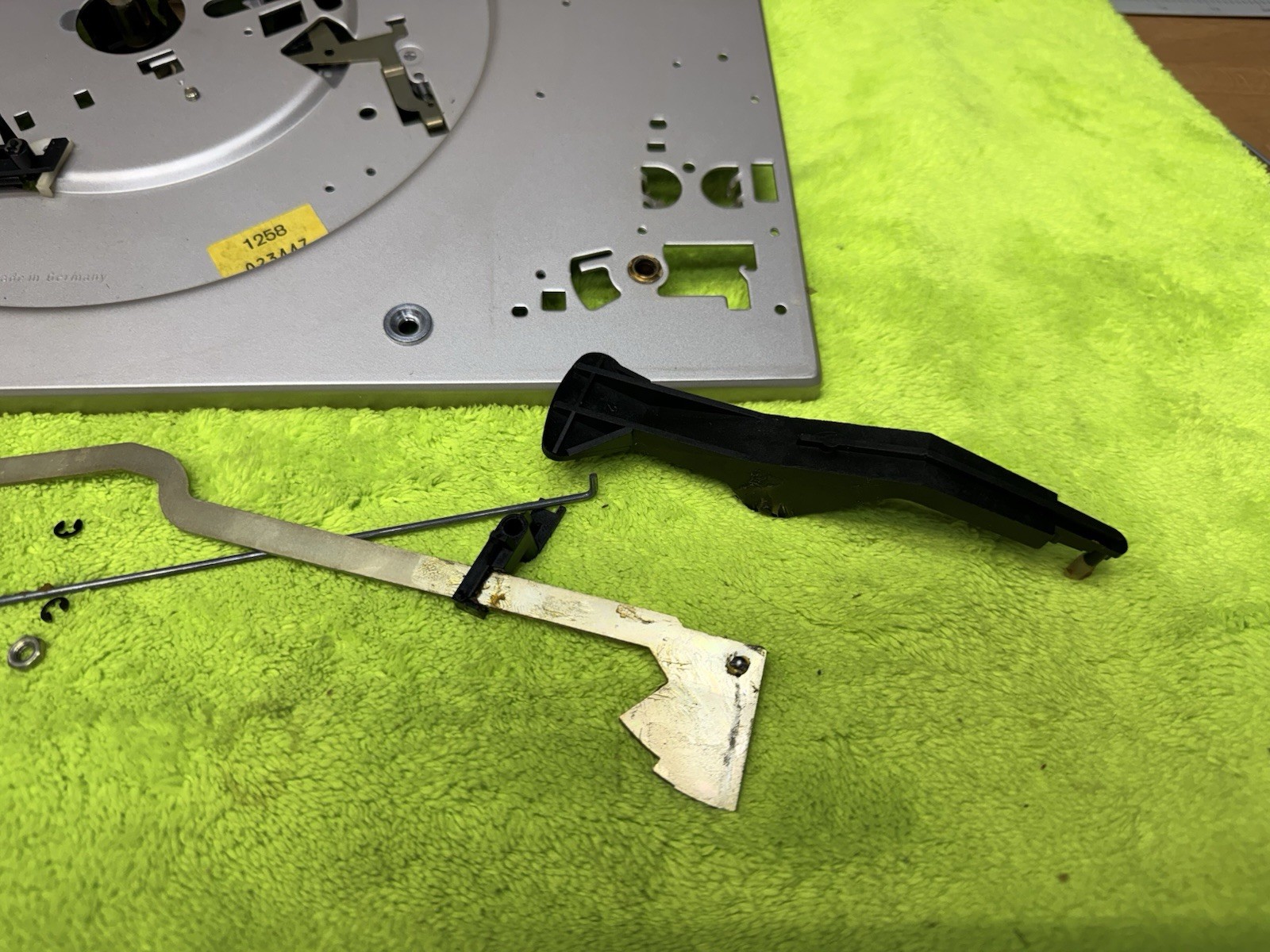 DUAL 1258 TURNTABLE STRIPPED BODY WITH THE MECHANICAL PARTS YOU SEE IN PICS ONLY