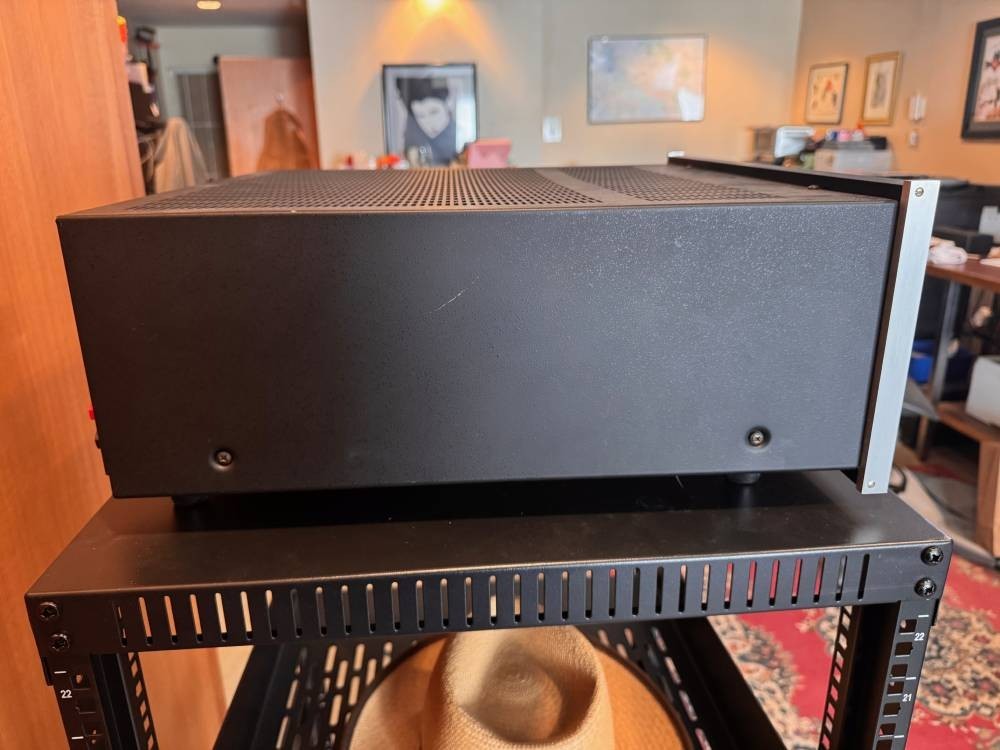 McIntosh MC7106 6 Channel Solid State Amp Amplifier w/ LED VU Meters – THX Rated