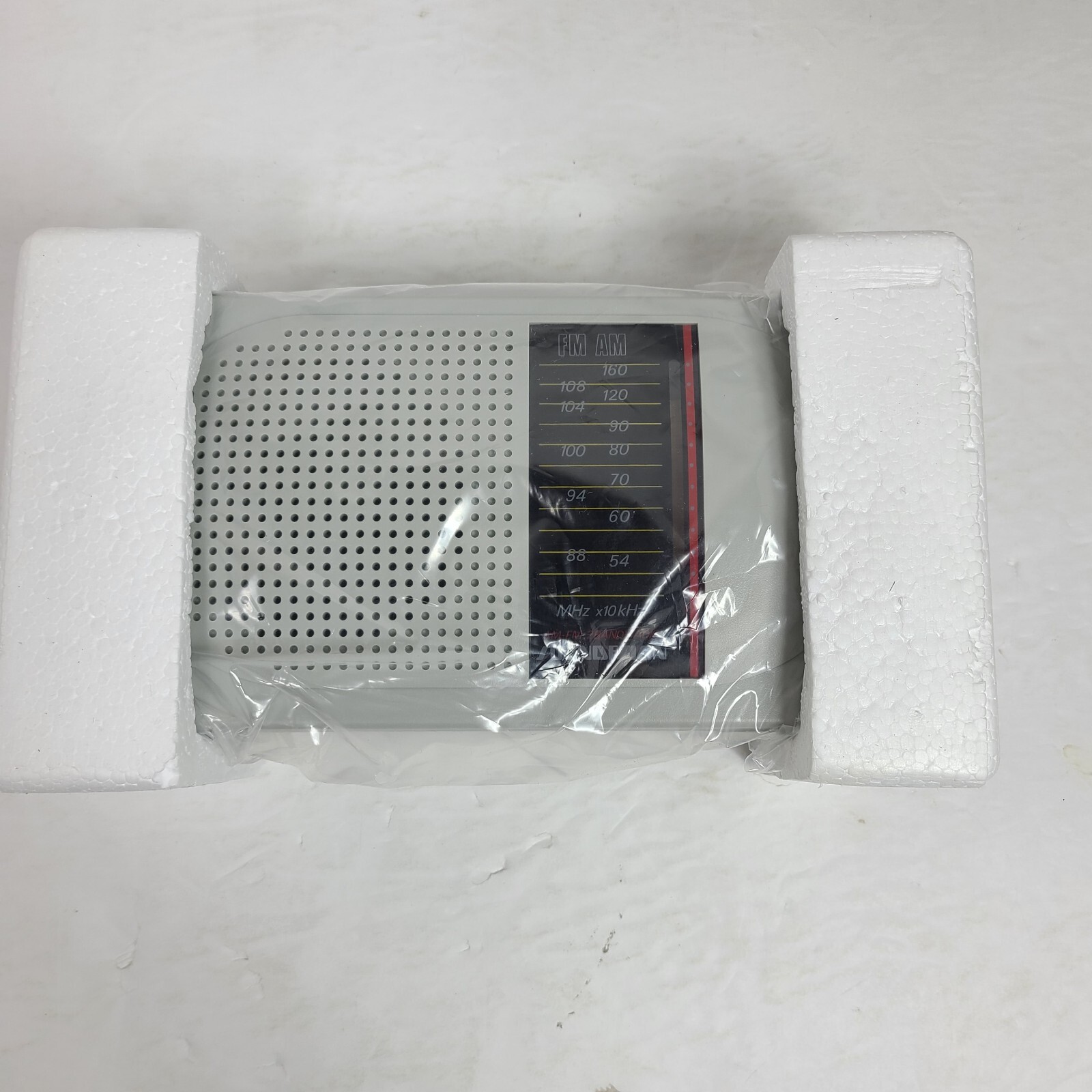 Soundesign AM/FM Portable Radio Model 2204 SGY Dual Power, Vintage~ NOS~ NIB~