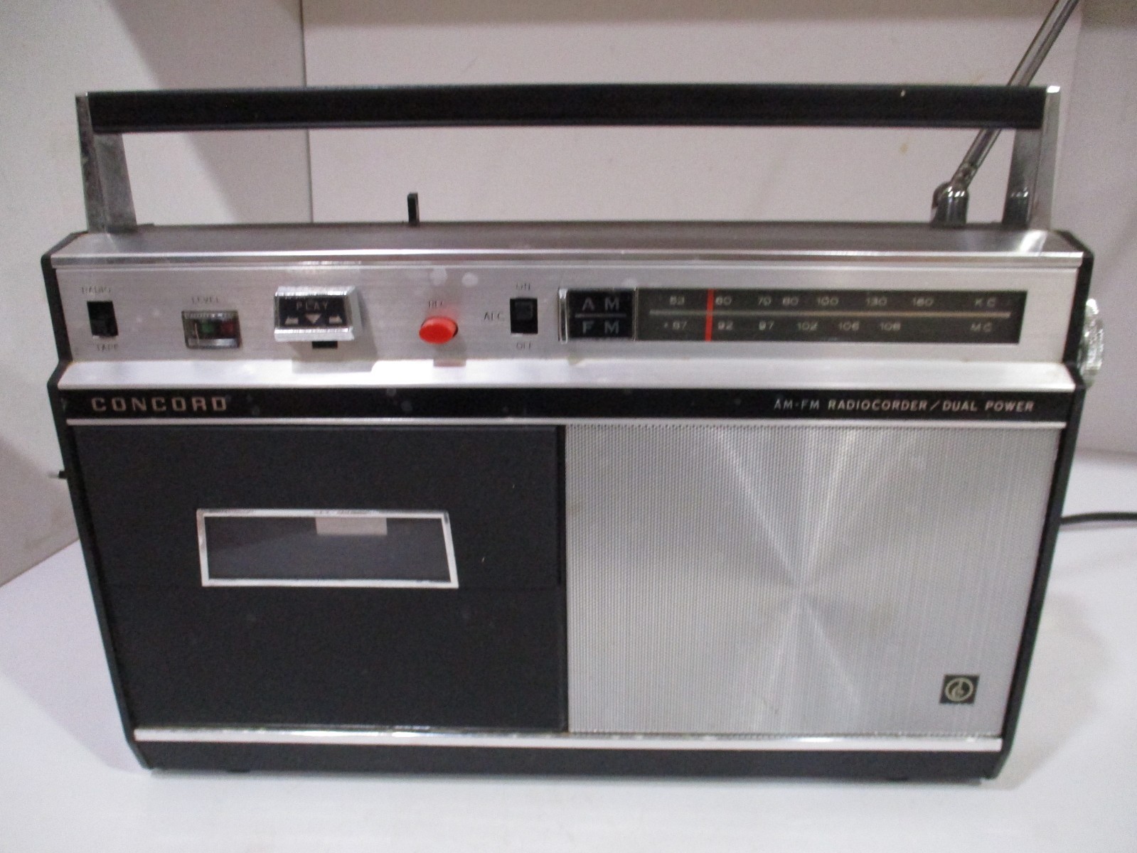 1968 Concord F-103 Radiocorder Cassette Recorder/AM/FM Radio Tested works–