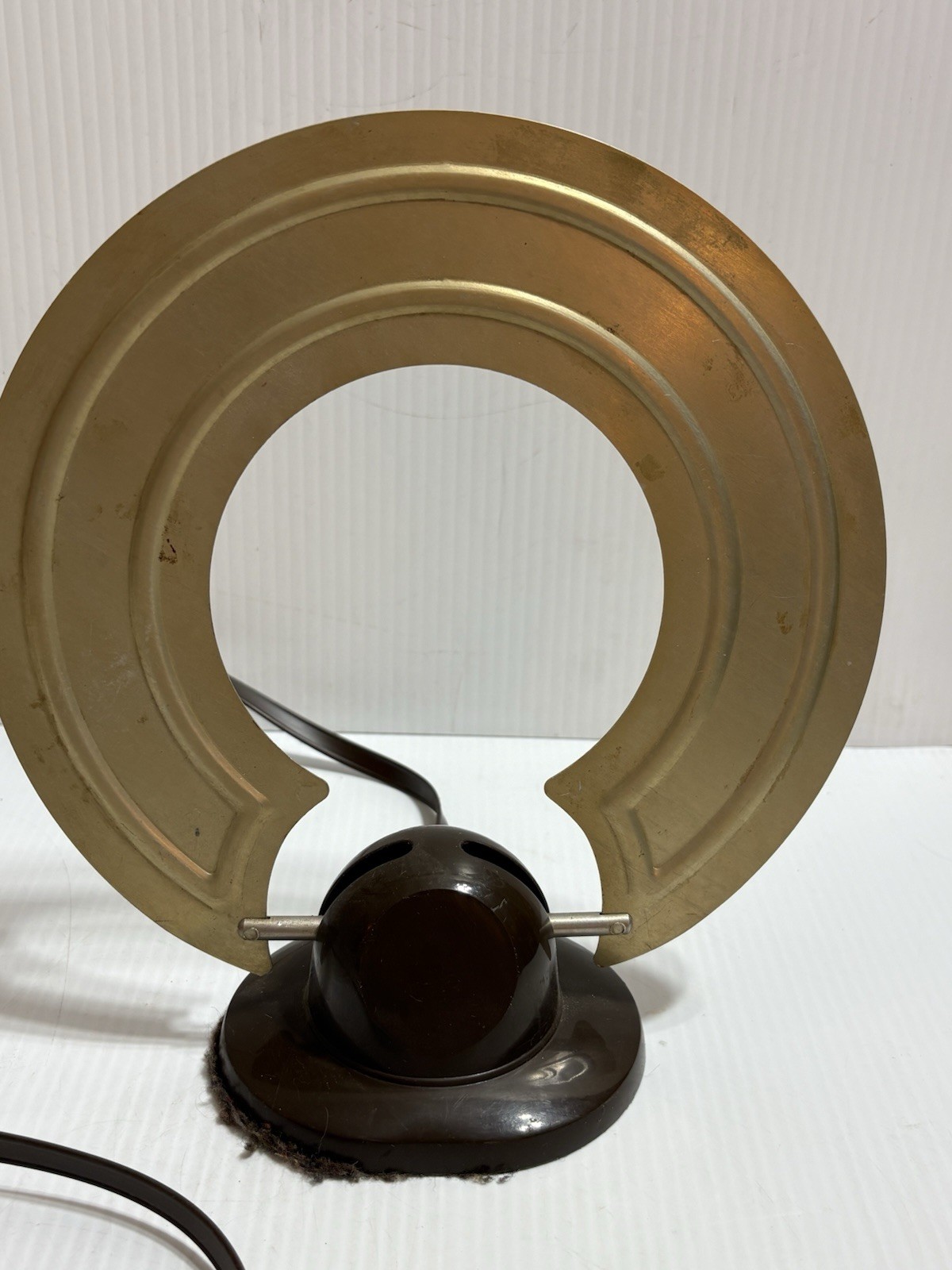 Vintage Mid Century JFD UHG Indoor TV Loop Halo Antenna Bakelite Base