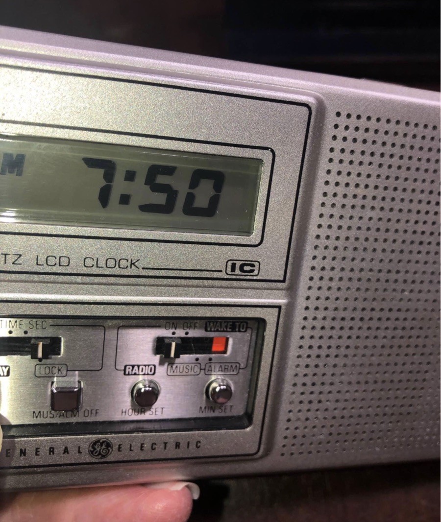 Vintage General Electric GE 7-2100A Portable Clock AM FM Pocket Radio Hong Kong